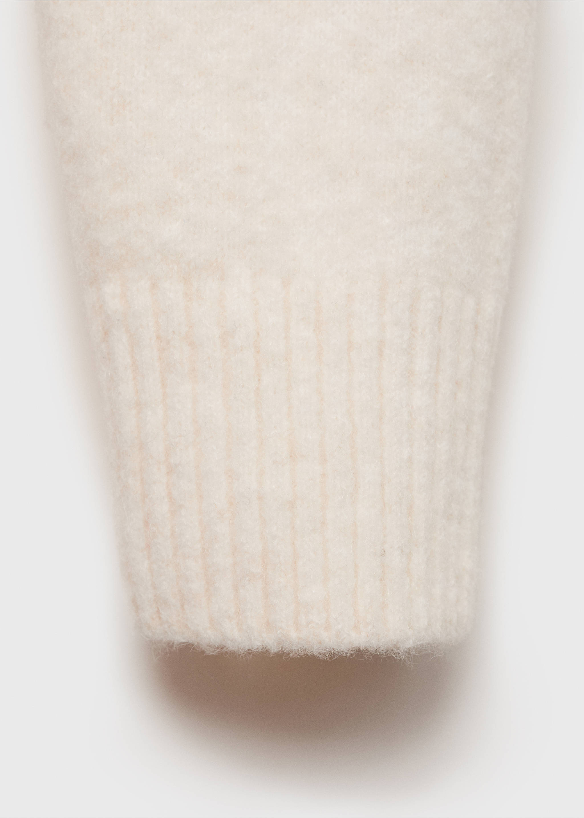 Strickpullover mit V-Ausschnitt - Detail des Artikels 0, Elfenbeinweiß. Ref: 17004103-00.