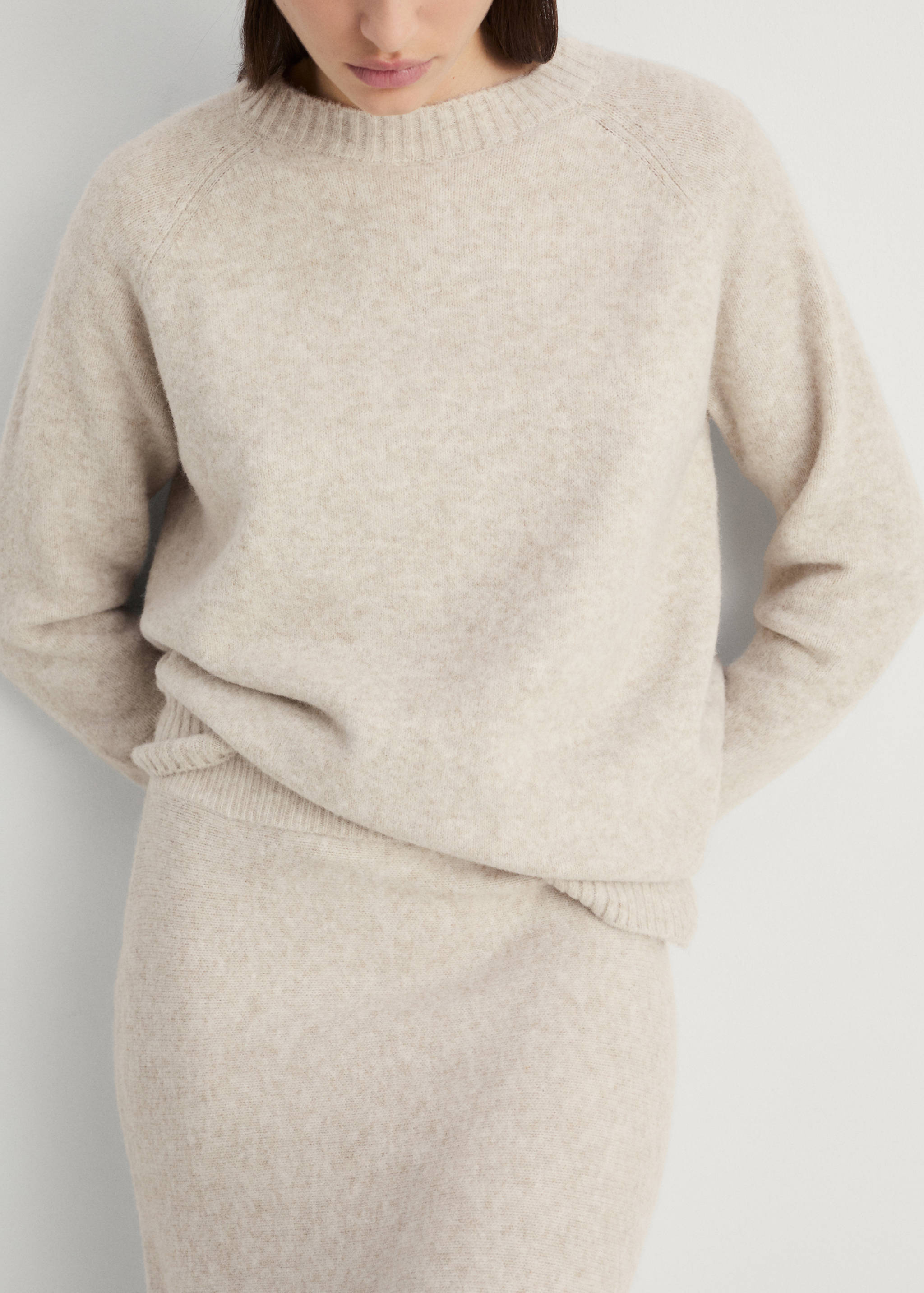 Pullover mit Rundhalsausschnitt und Strickdesign - Mittlere Ansicht