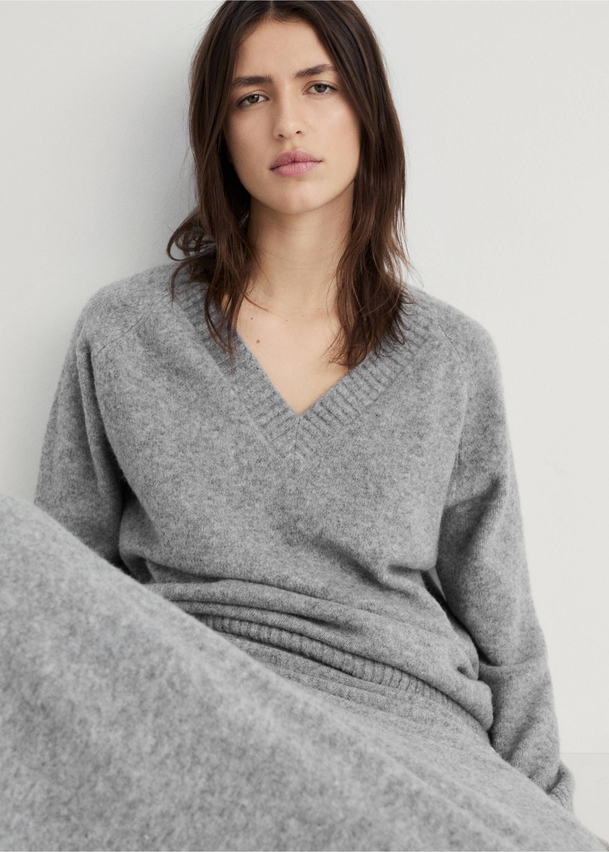 V-neck knit sweater - Medium plane, Grey. Ref: 17004105-00.