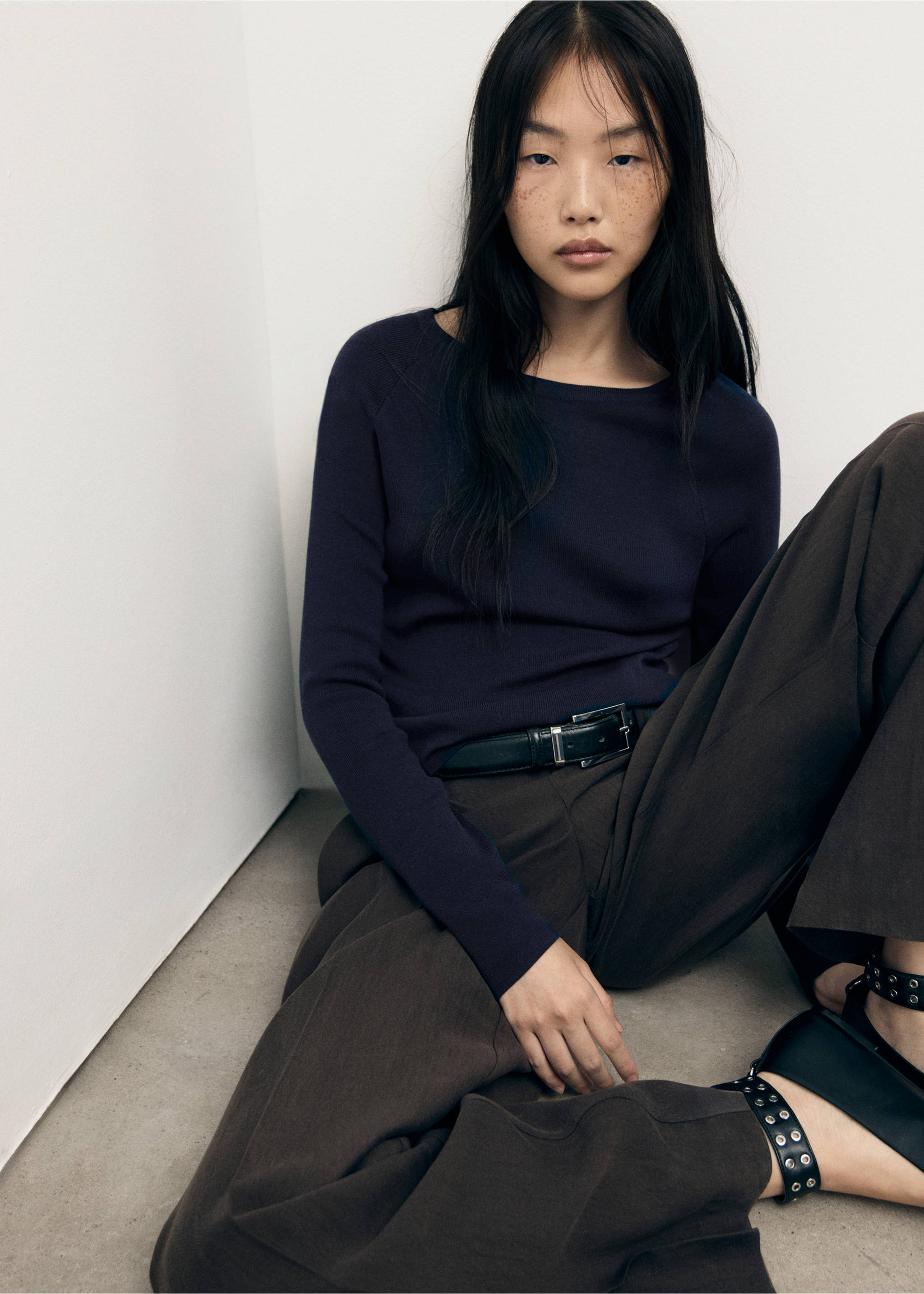 Long-sleeved fine-knit sweater - Details of the article 2, Dark Navy. Ref: 17004106-00.