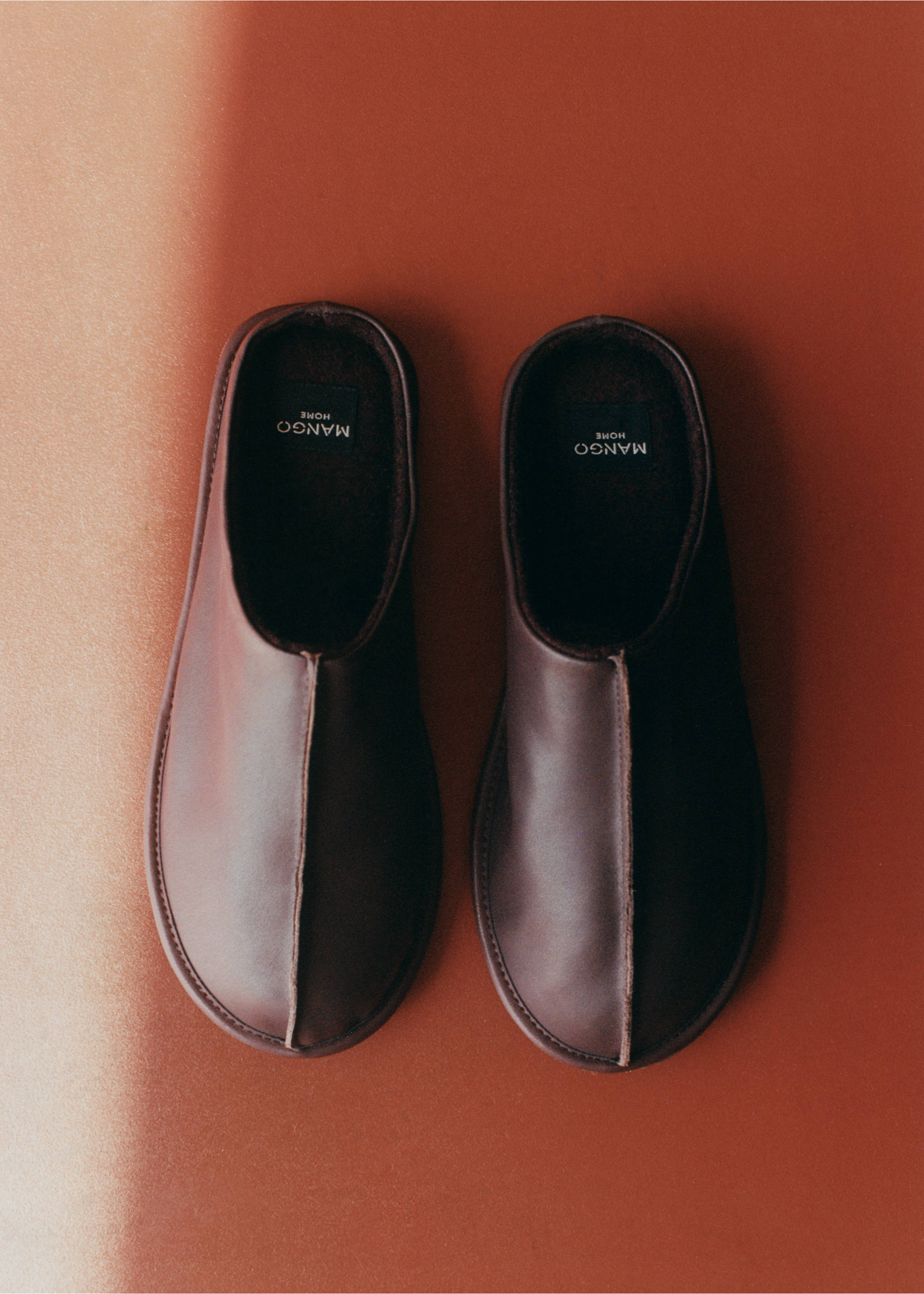 Leather clogs with stitching detail - General plane, Blackberry. Ref: 17004108-00.
