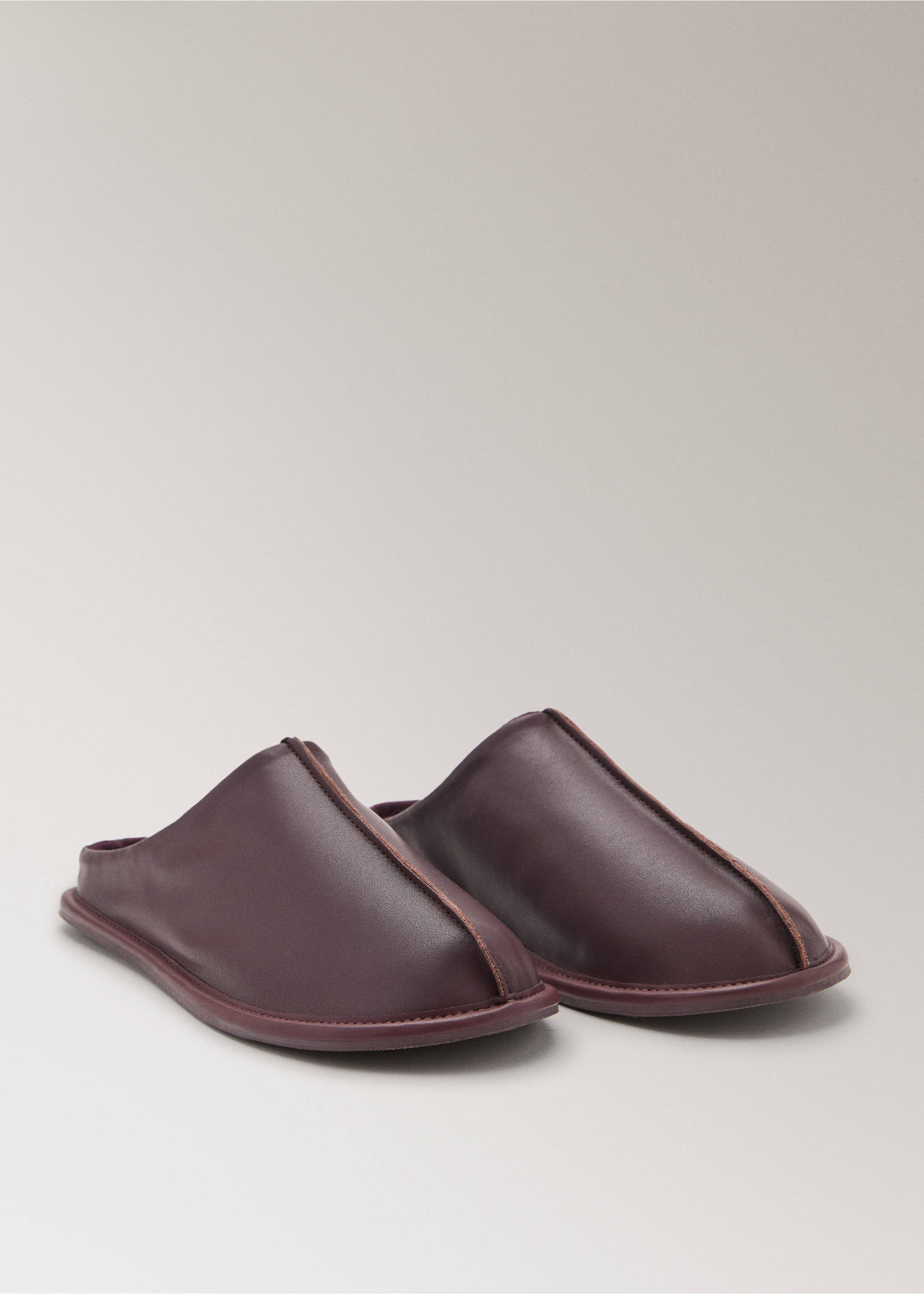 Leather clogs with stitching detail - Medium plane, Blackberry. Ref: 17004108-00.