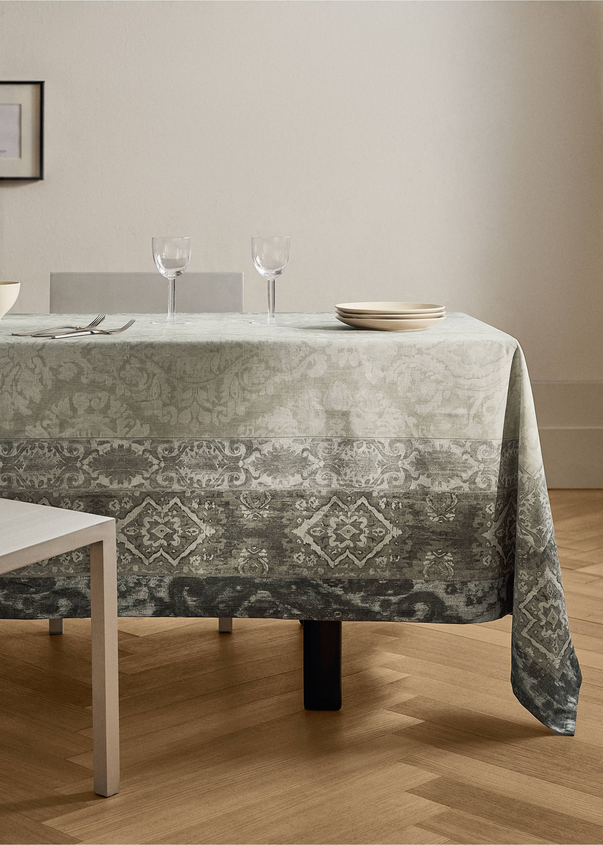 Damask-print cotton tablecloth for 8 to 10 diners - General plane, Sand. Ref: 17004136-00.