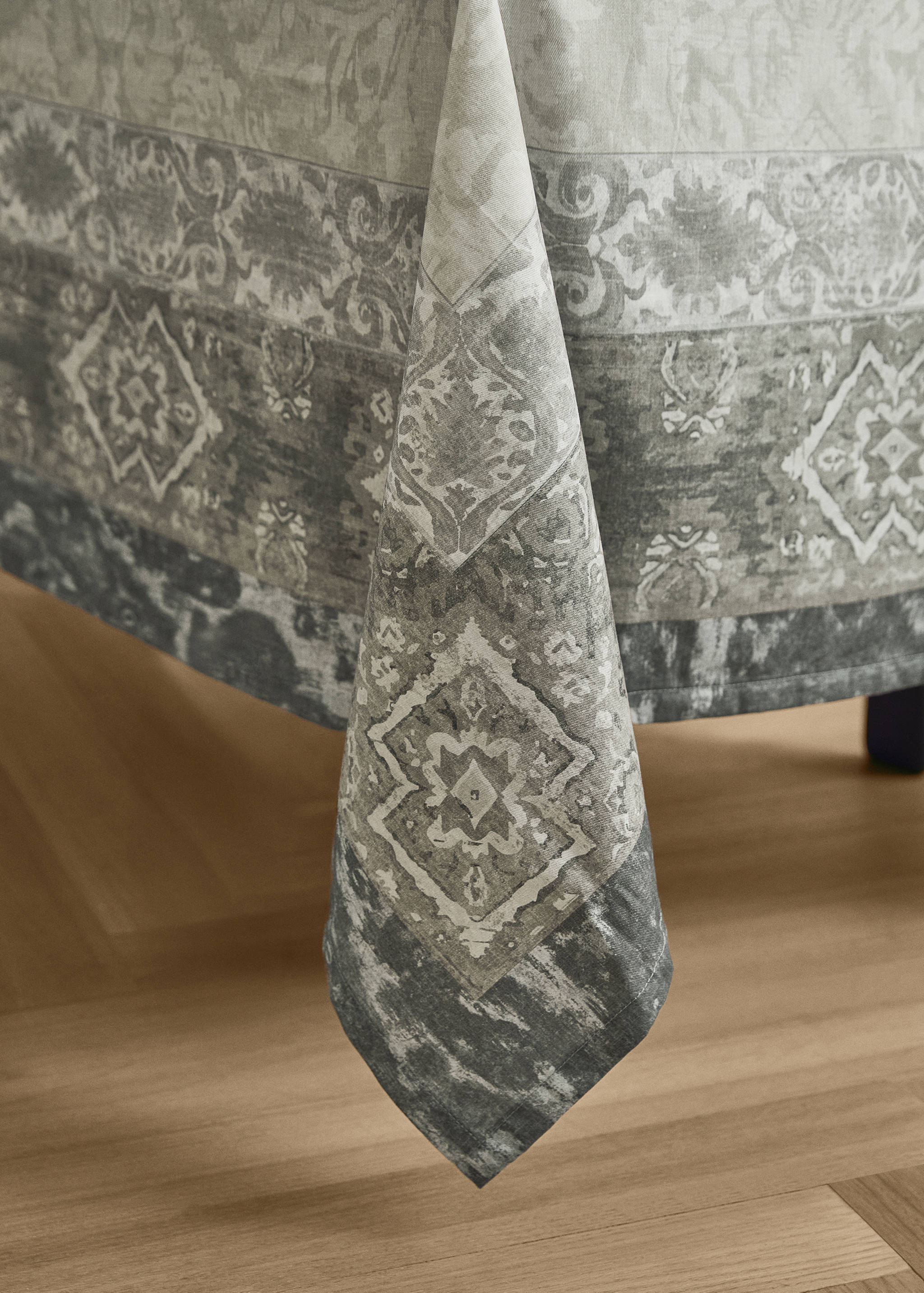 Damask-print cotton tablecloth for 8 to 10 diners - Details of the article 8