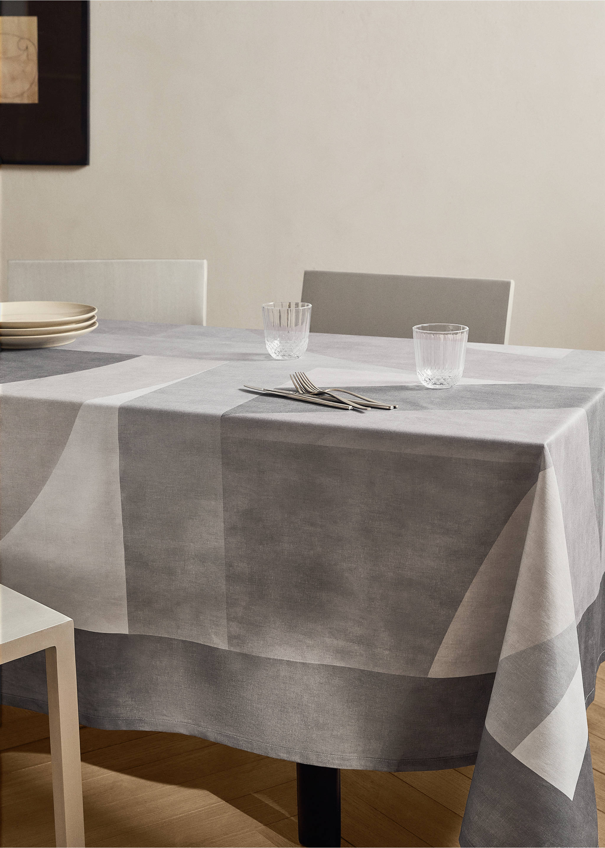 Round cotton tablecloth with geometric print for 6 to 8 diners - General plane, Dark Grey. Ref: 17004139-00.