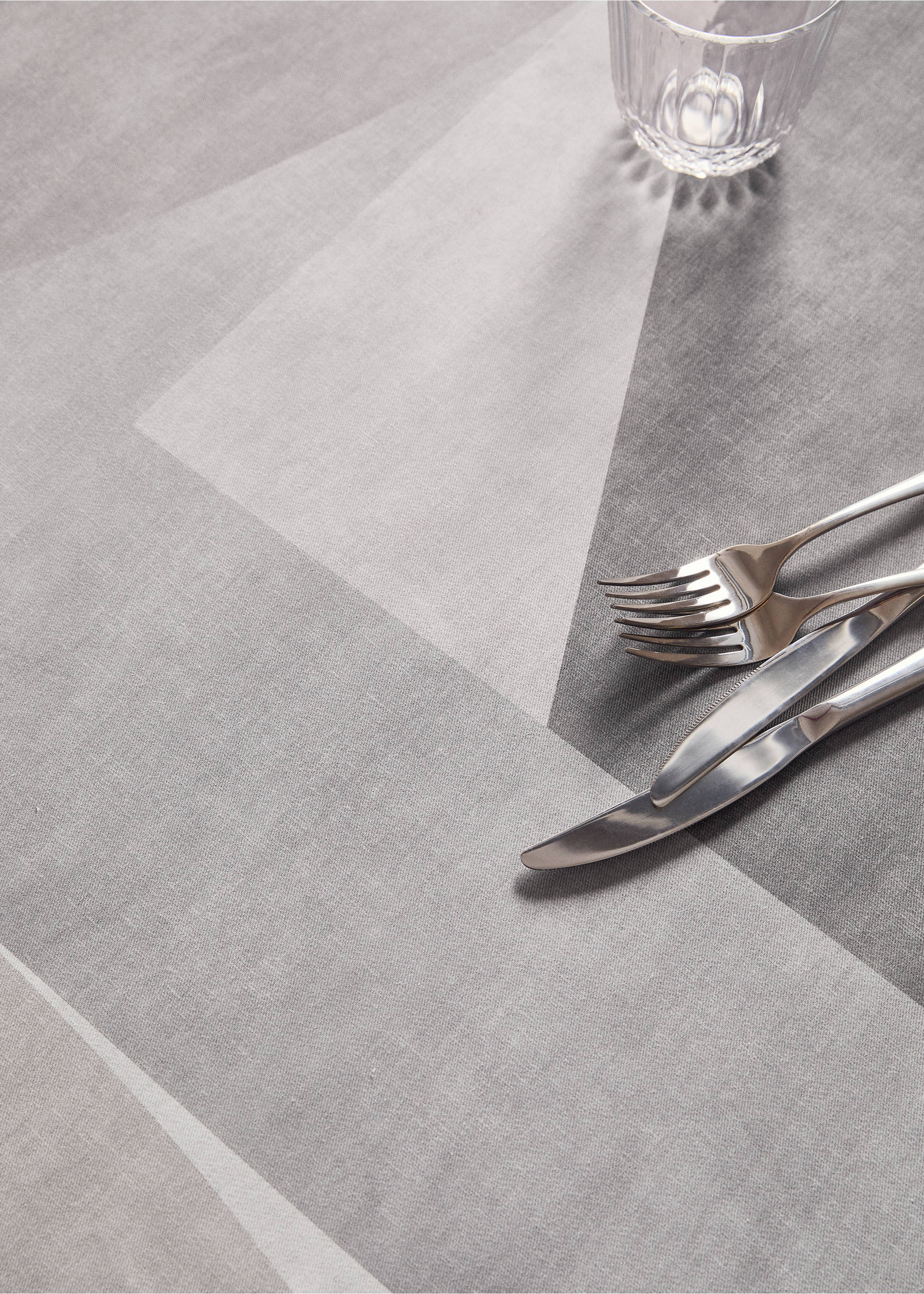 Round cotton tablecloth with geometric print for 6 to 8 diners - Details of the article 7, Dark Grey. Ref: 17004139-00.