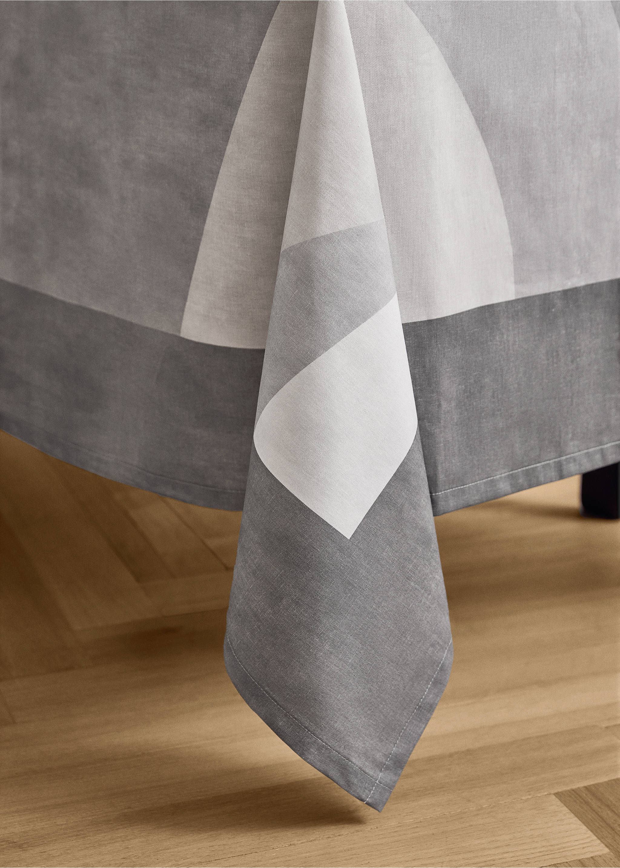 Round cotton tablecloth with geometric print for 6 to 8 diners - Details of the article 8, Dark Grey. Ref: 17004139-00.