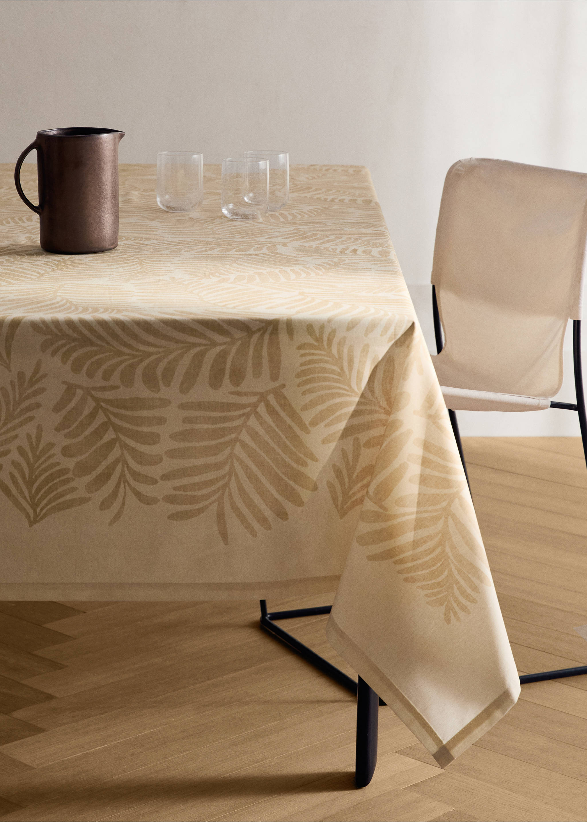 Nappe en coton avec imprimé feuilles 6 à 8 convives - Plan général, Vanille. Ref: 17004143-00.