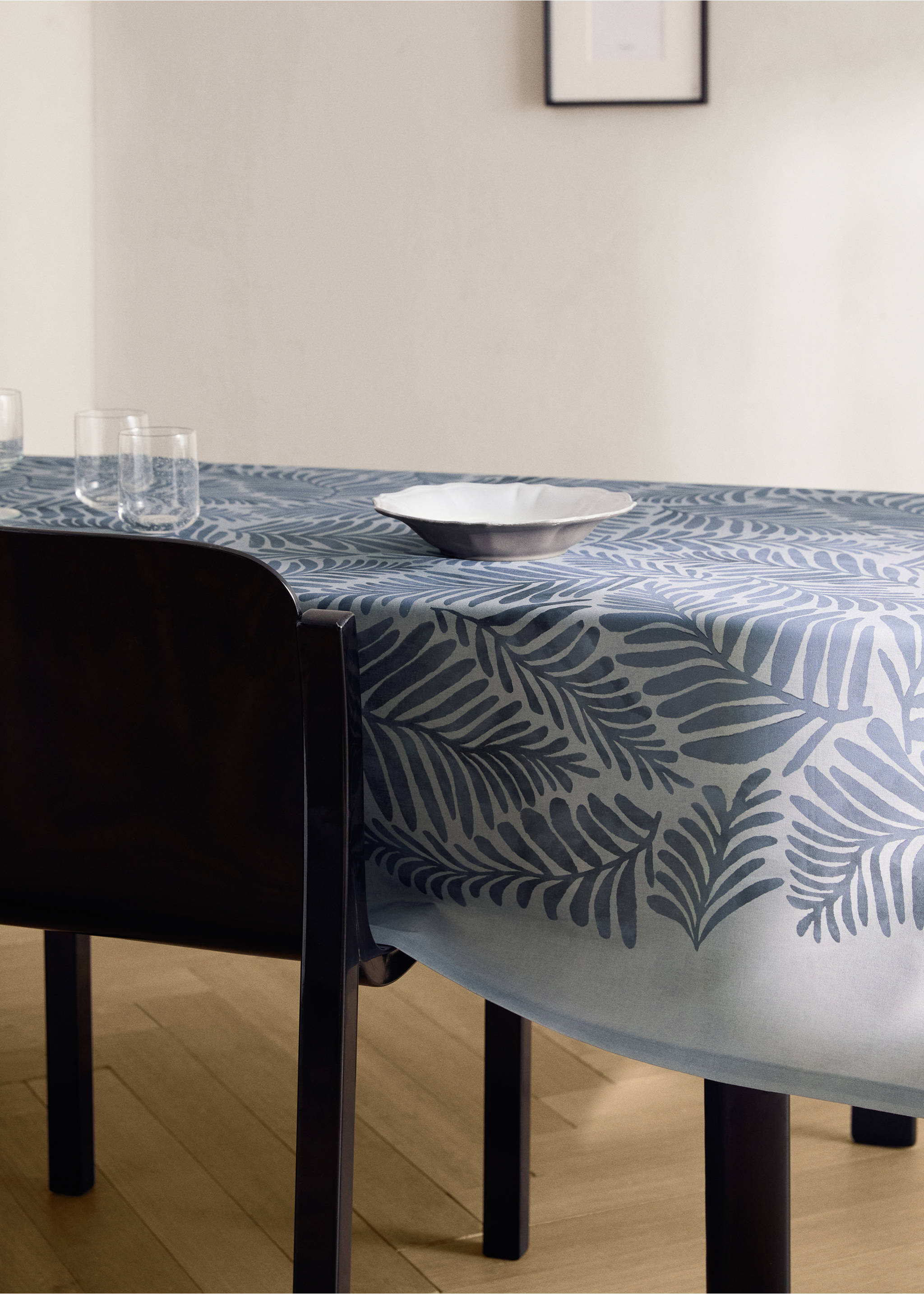 Cotton tablecloth with leaf print for 6 to 8 guests - General plane, Ink Blue. Ref: 17004143-00.
