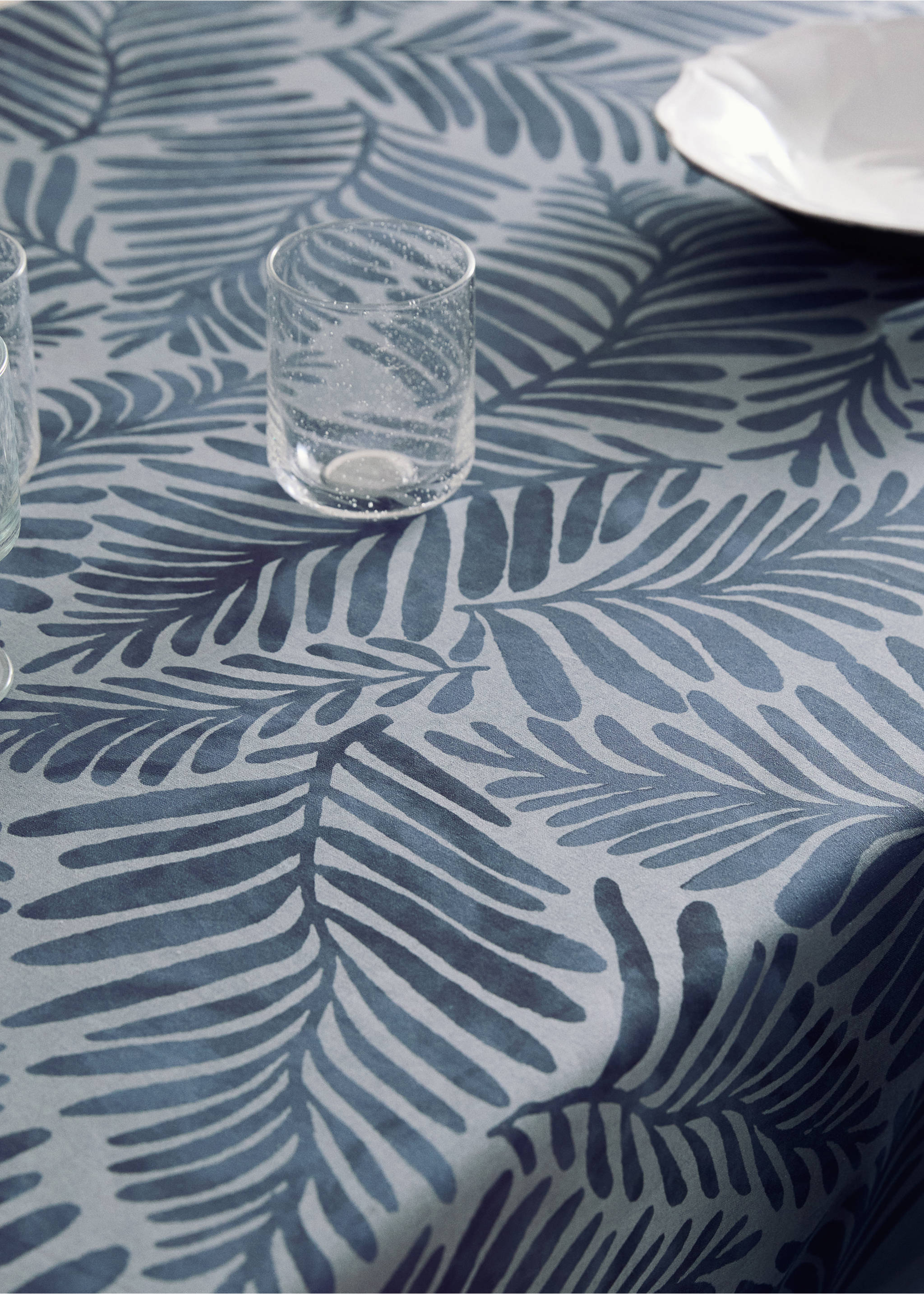 Cotton tablecloth with leaf print for 6 to 8 guests - Details of the article 7, Ink Blue. Ref: 17004143-00.
