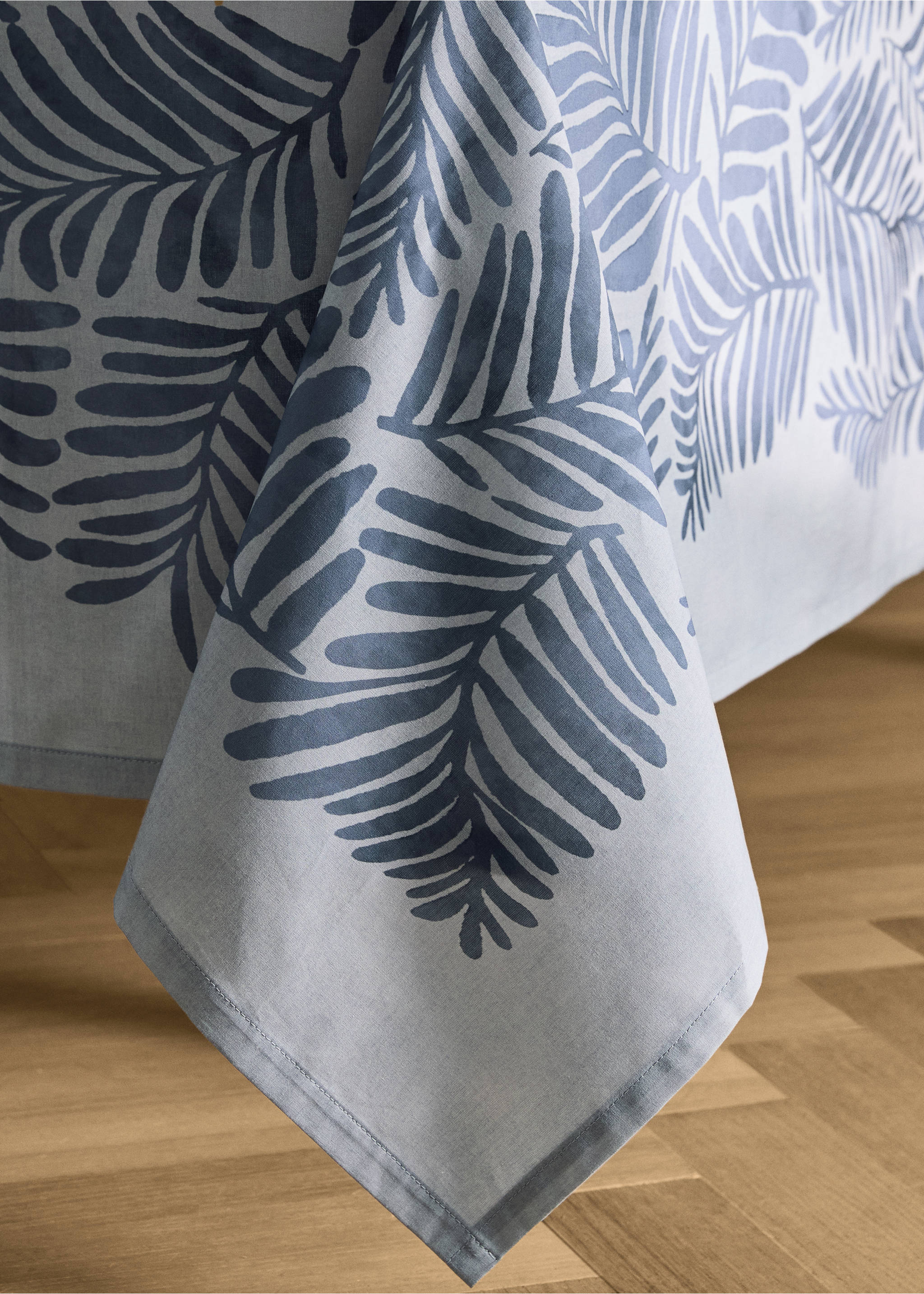 Cotton tablecloth with leaf print for 6 to 8 guests - Details of the article 8, Ink Blue. Ref: 17004143-00.