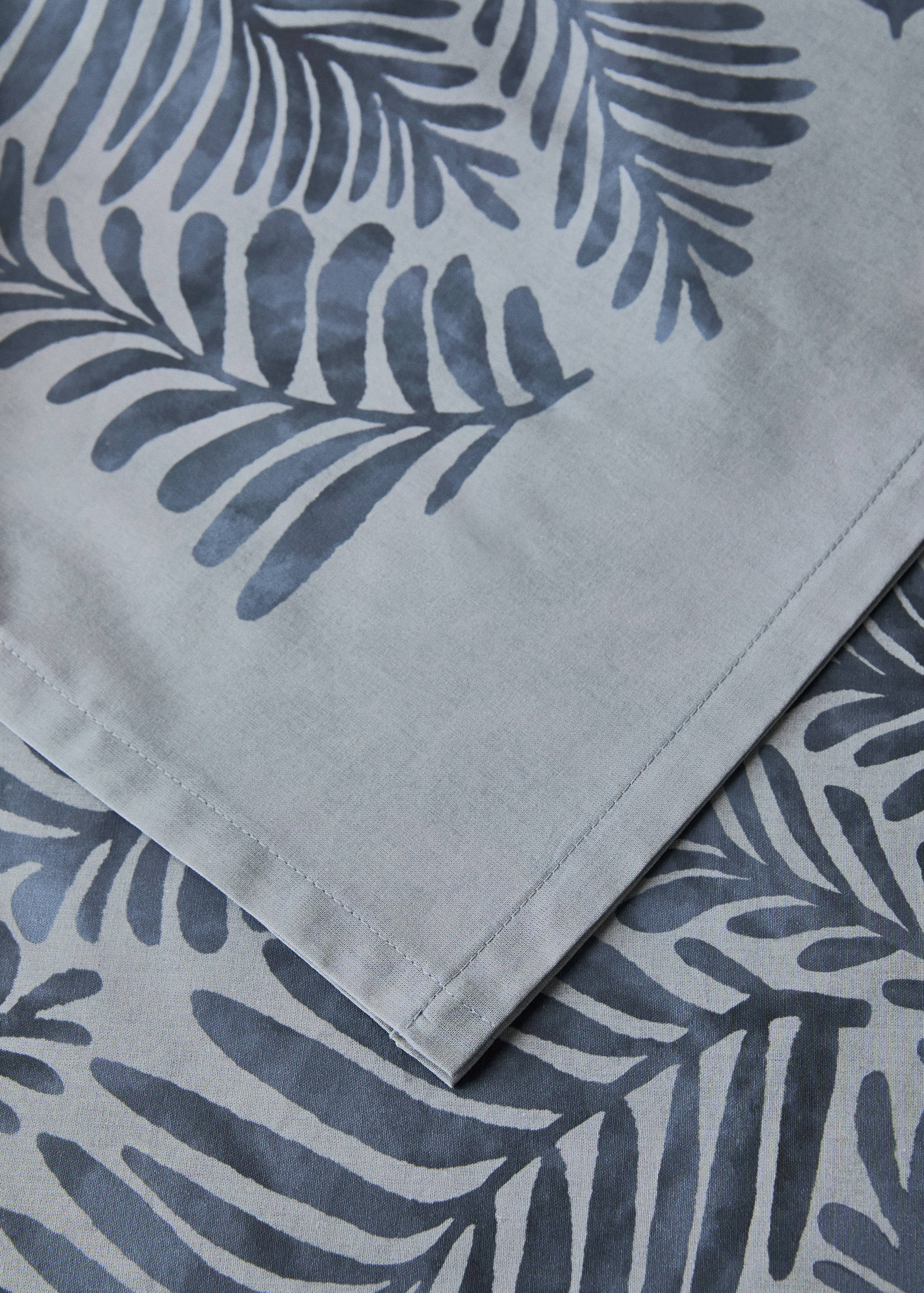 Cotton tablecloth with leaf print for 6 to 8 guests - Details of the article 1