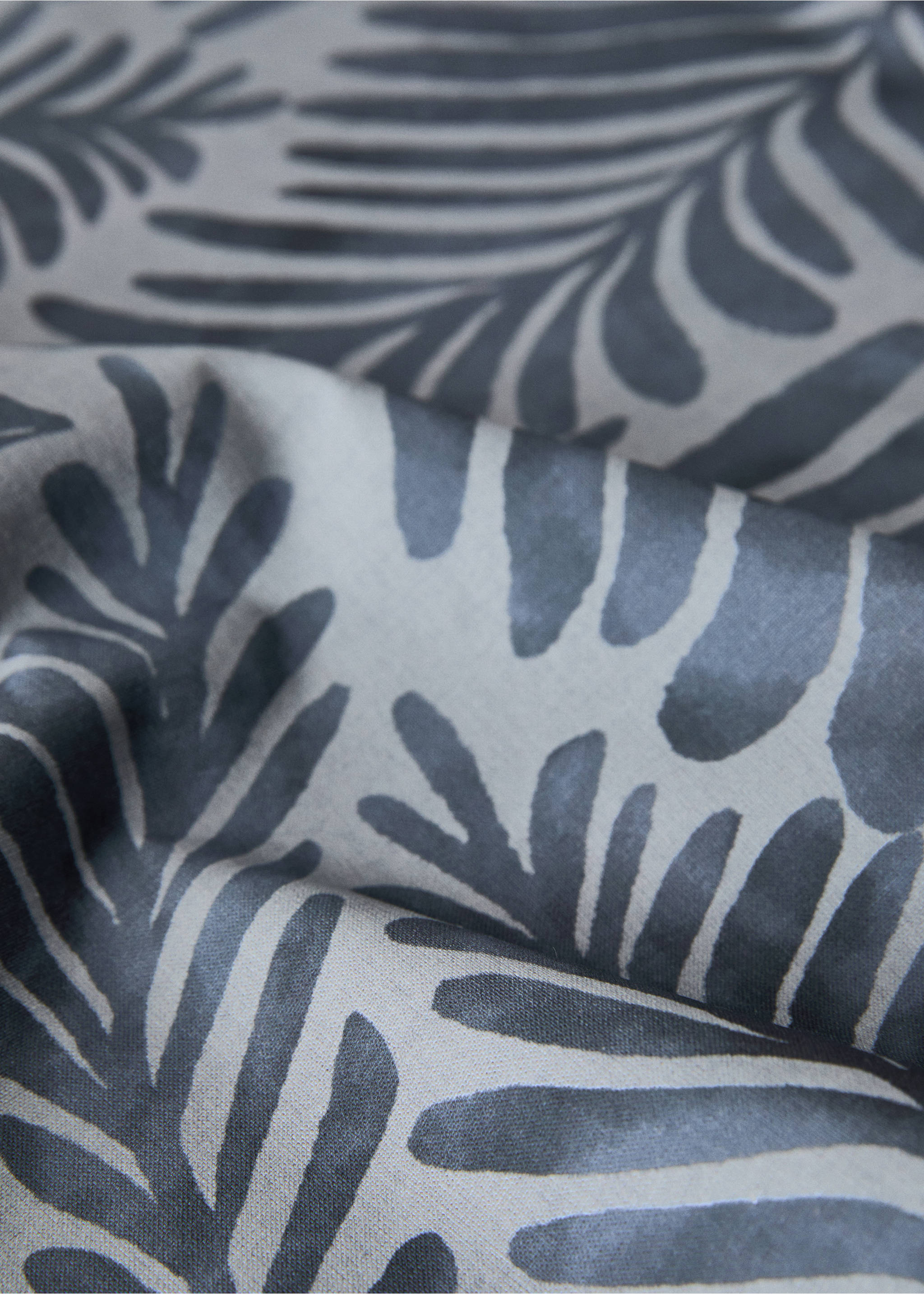 Cotton tablecloth with leaf print for 6 to 8 guests - Details of the article 2, Ink Blue. Ref: 17004143-00.