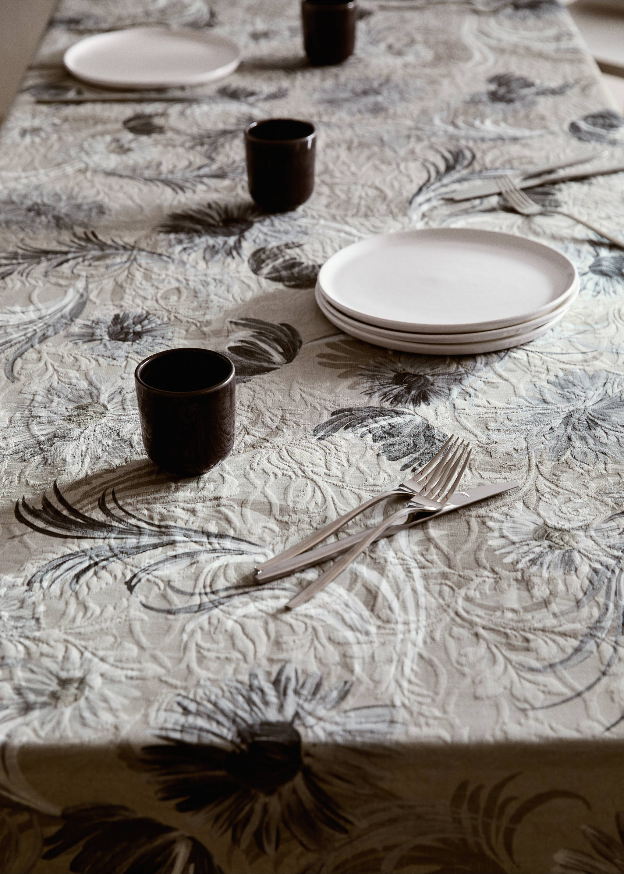 Cotton jacquard floral-print tablecloth for 6 to 8 diners - Details of the article 7, Grey. Ref: 17004145-00.