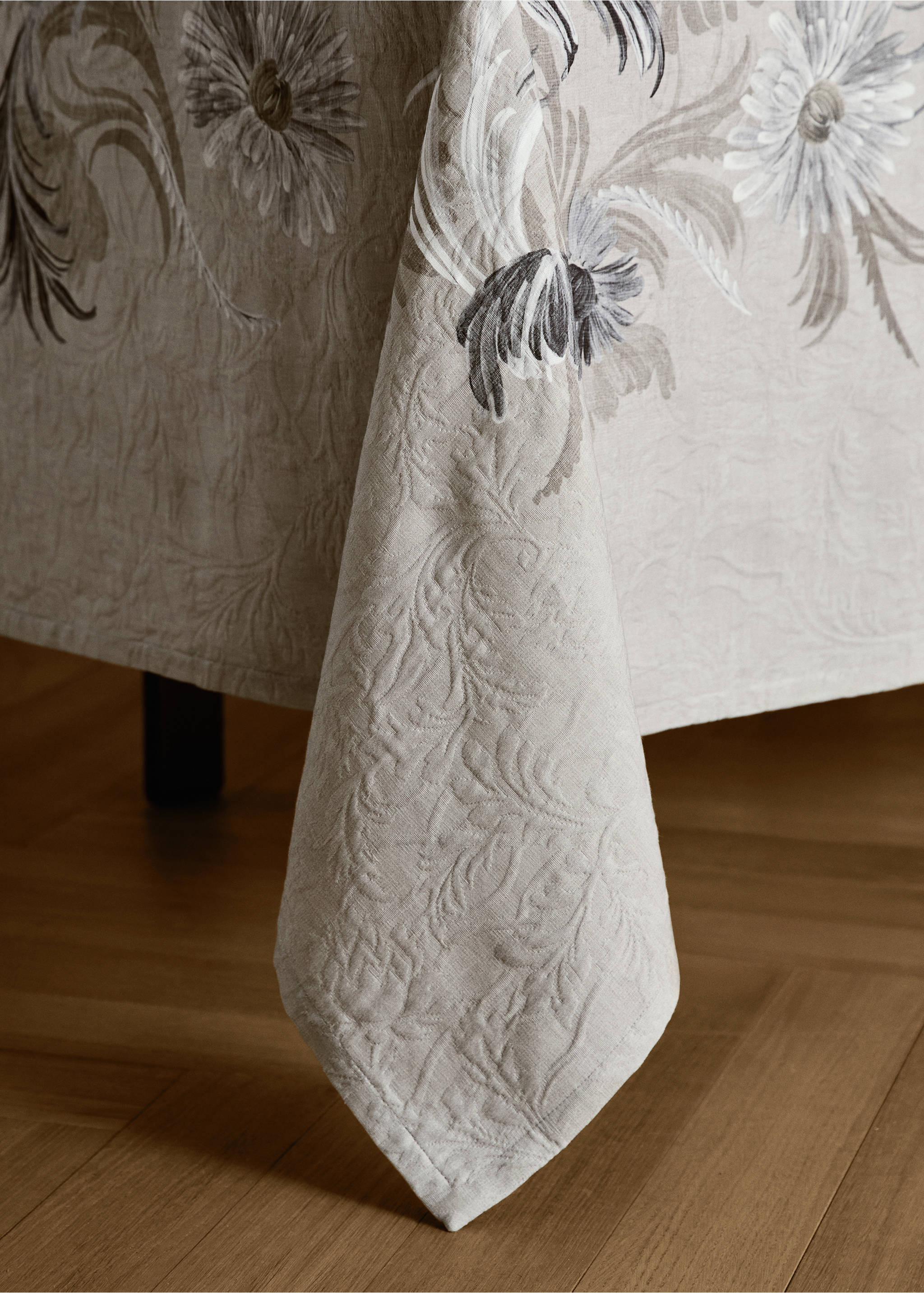 Cotton jacquard floral-print tablecloth for 6 to 8 diners - Details of the article 8, Grey. Ref: 17004145-00.