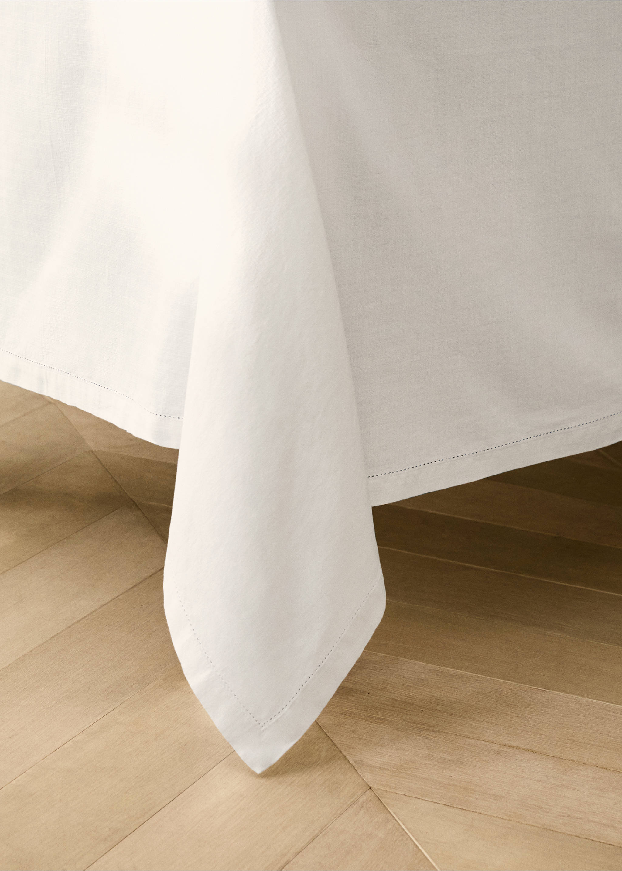Cotton vanilla tablecloth for 2 to 4 diners - Details of the article 8, Off White. Ref: 17004147-00.
