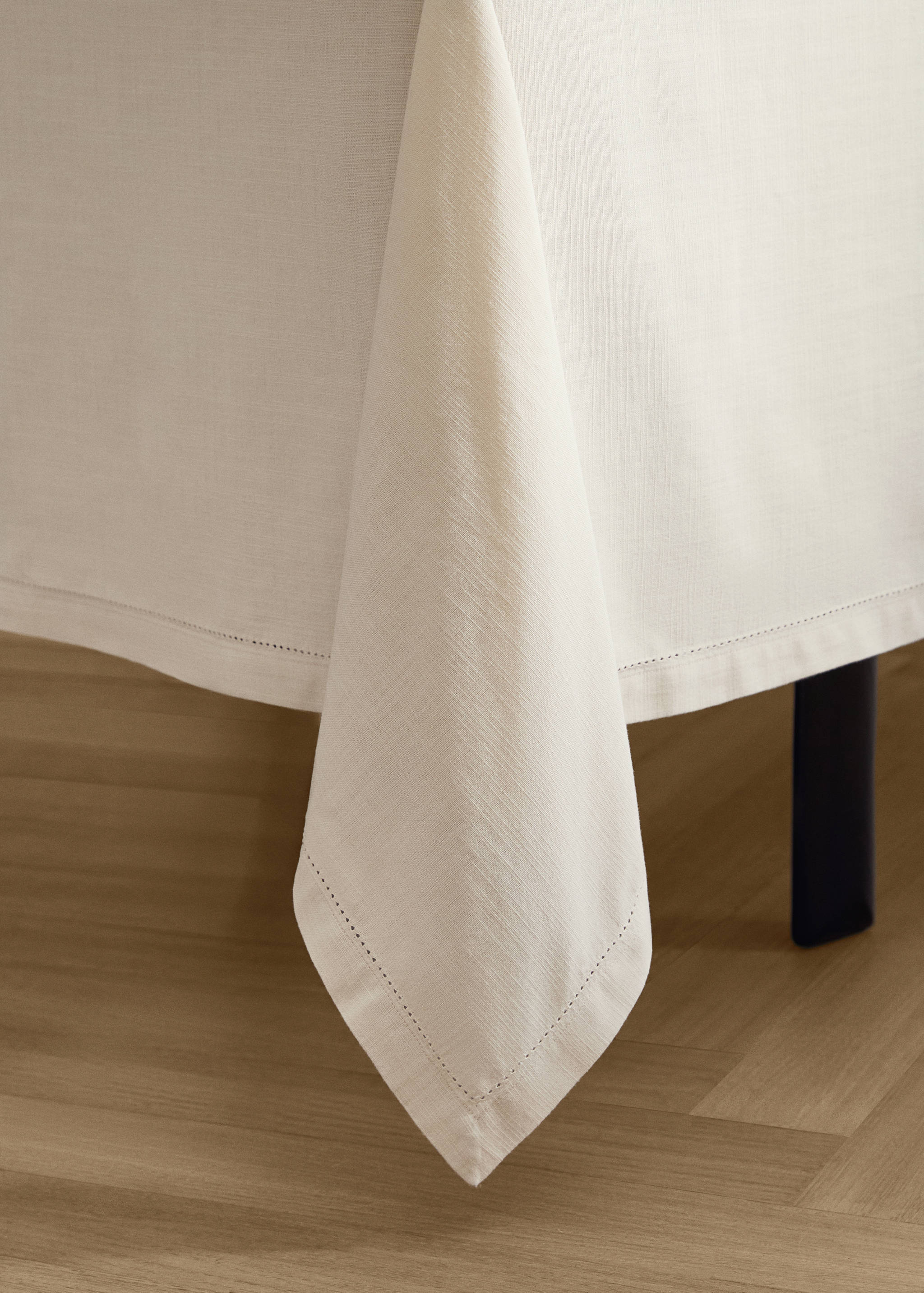 Cotton vanilla tablecloth for 2 to 4 diners - Details of the article 8