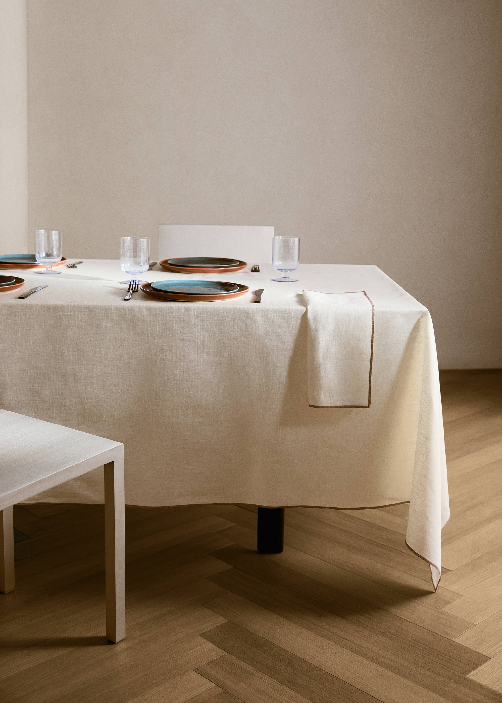 Nappe 100 %lin enduit overlock contraste pour 6 à 8 convives - Plan général