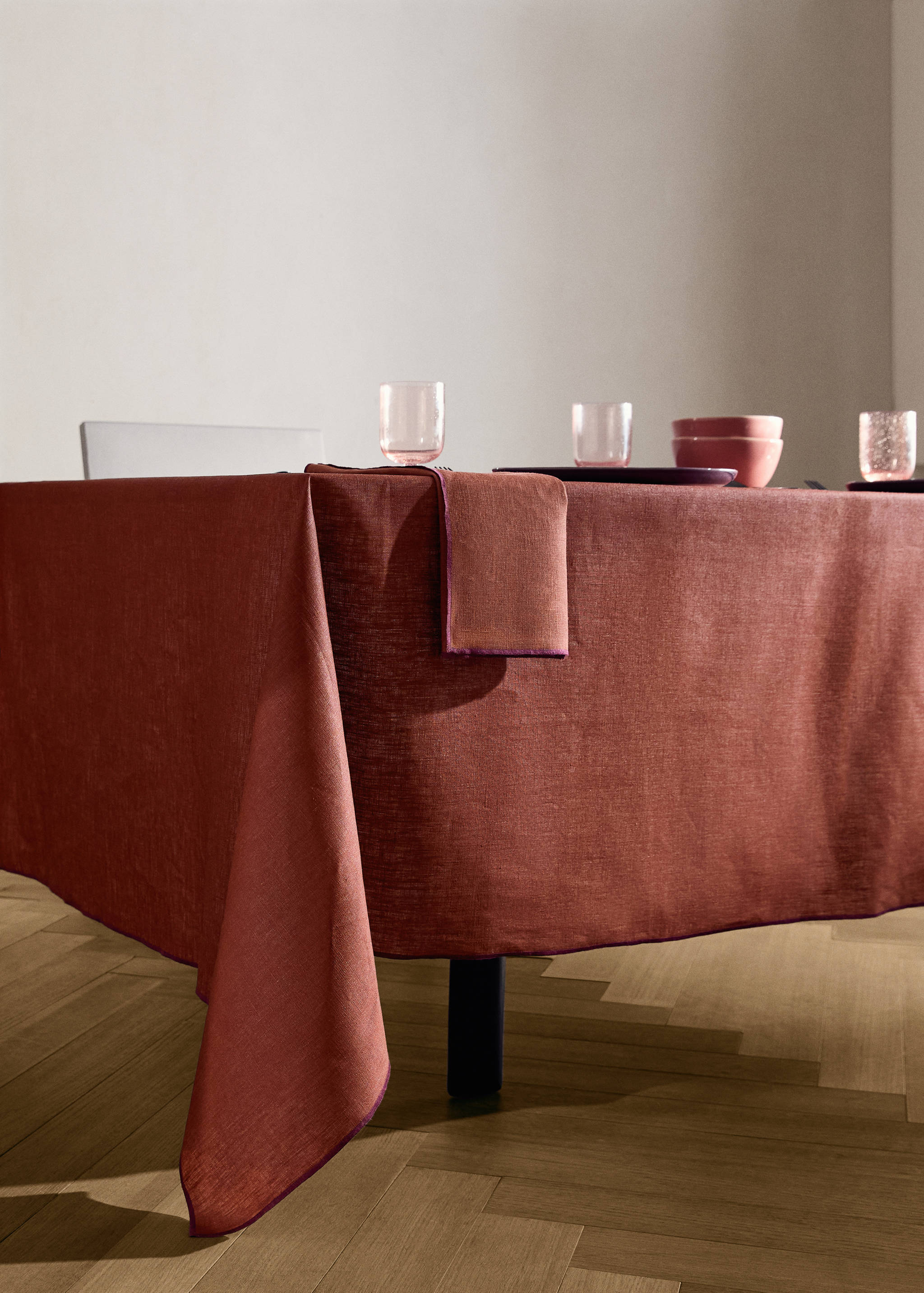 Nappe 100 %lin enduit overlock contraste pour 6 à 8 convives - Plan général