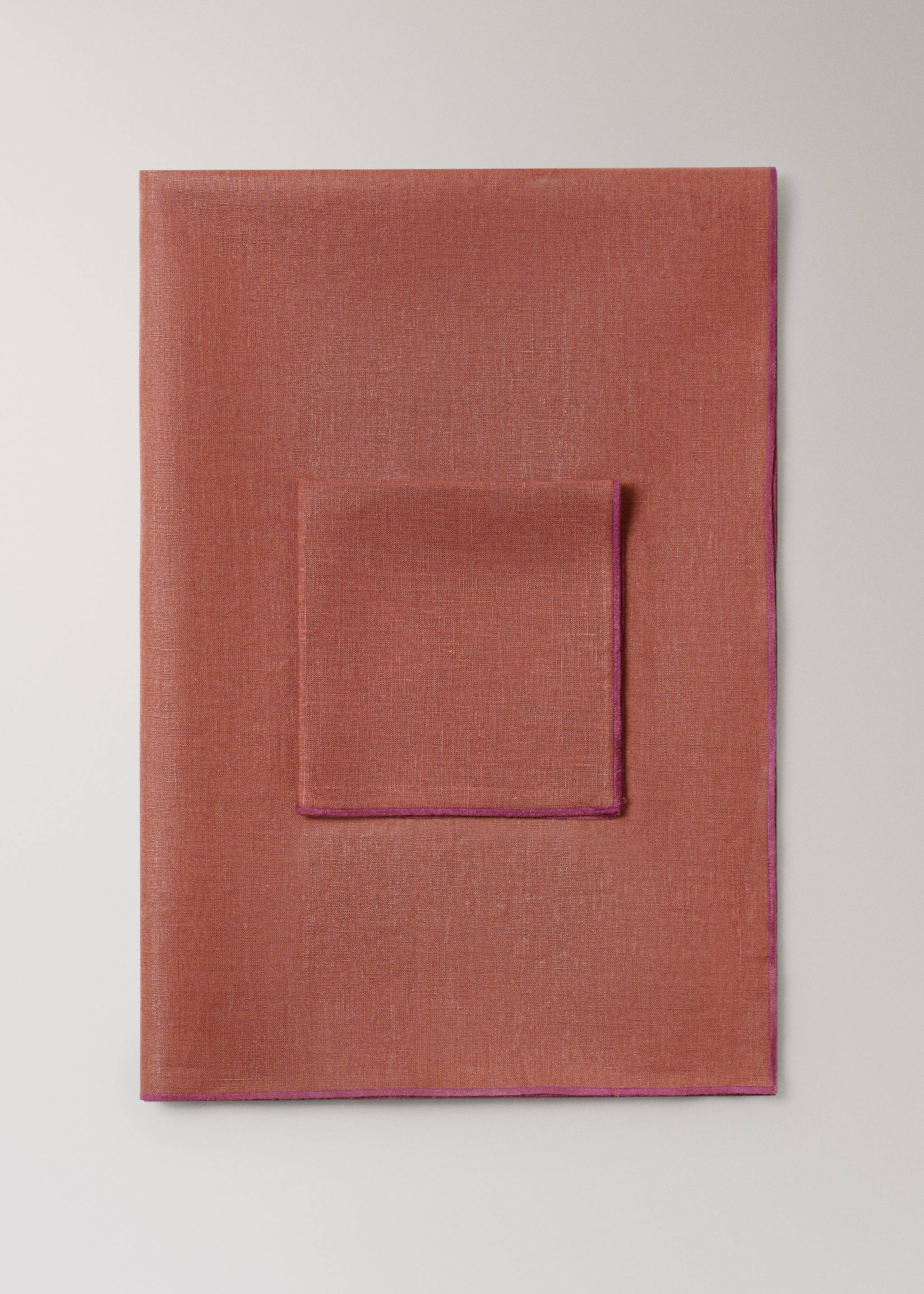 Nappe 100 %lin enduit overlock contraste pour 6 à 8 convives - Article sans modèle