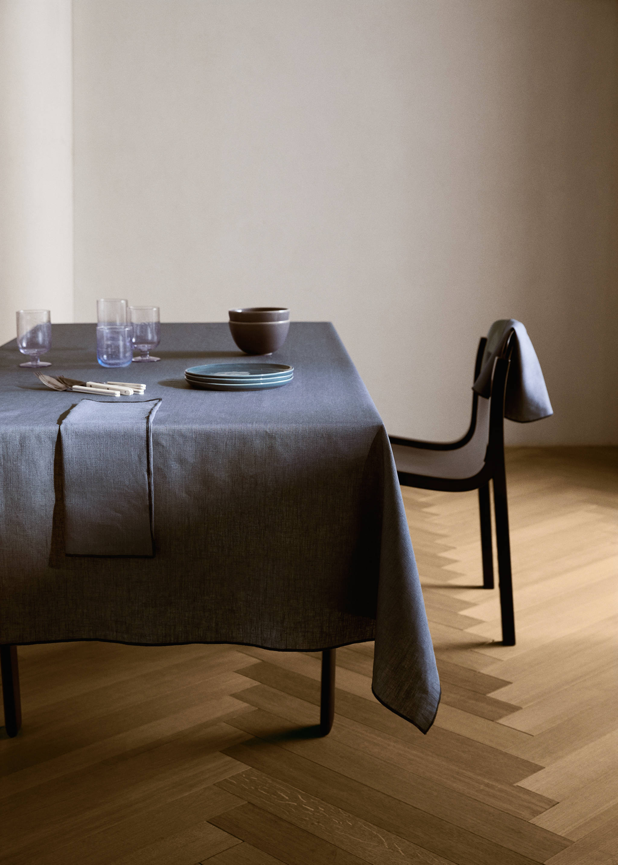 Nappe 100 %lin enduit overlock contraste pour 6 à 8 convives - Plan général