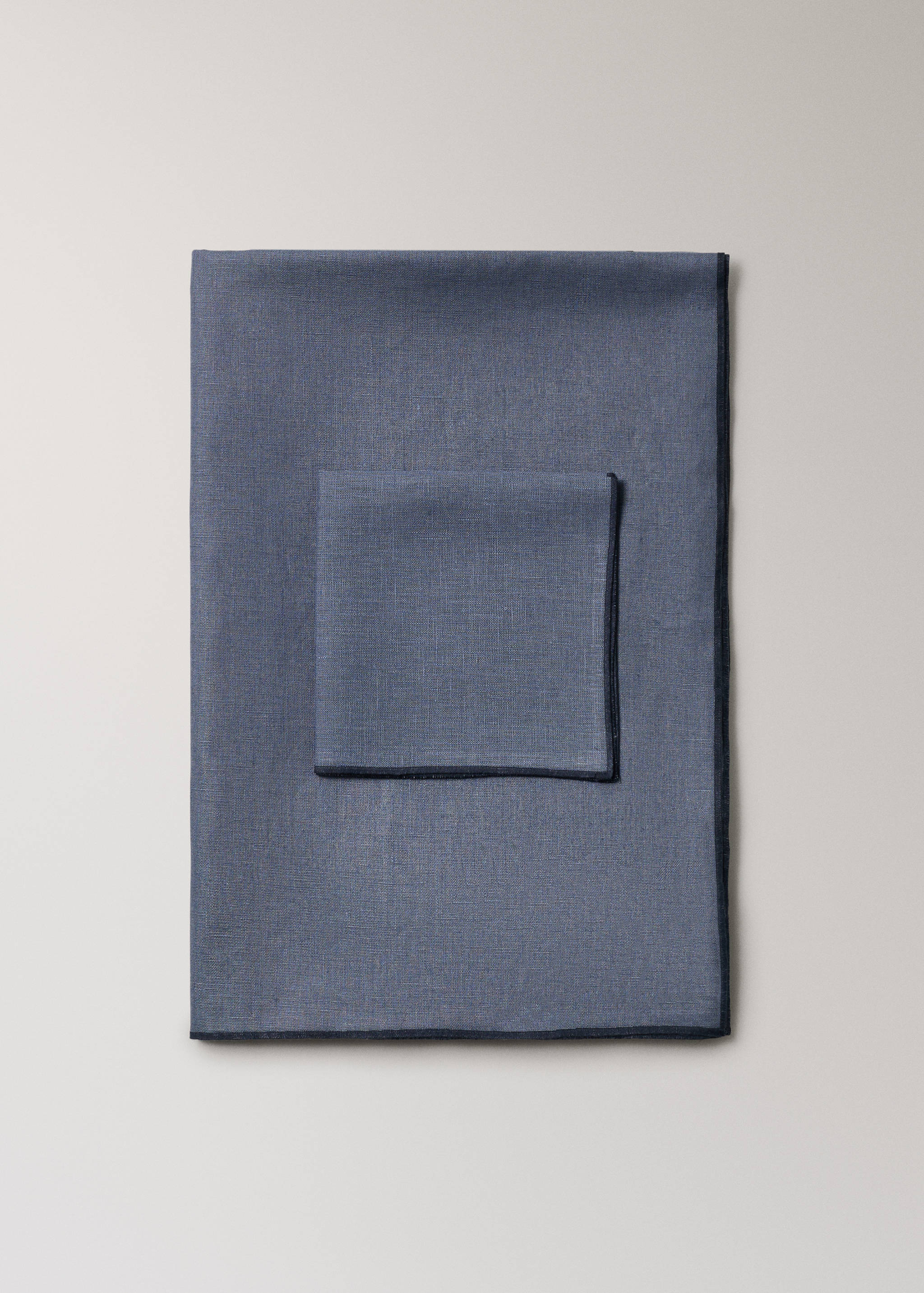 Nappe 100 %lin enduit overlock contraste pour 6 à 8 convives - Article sans modèle