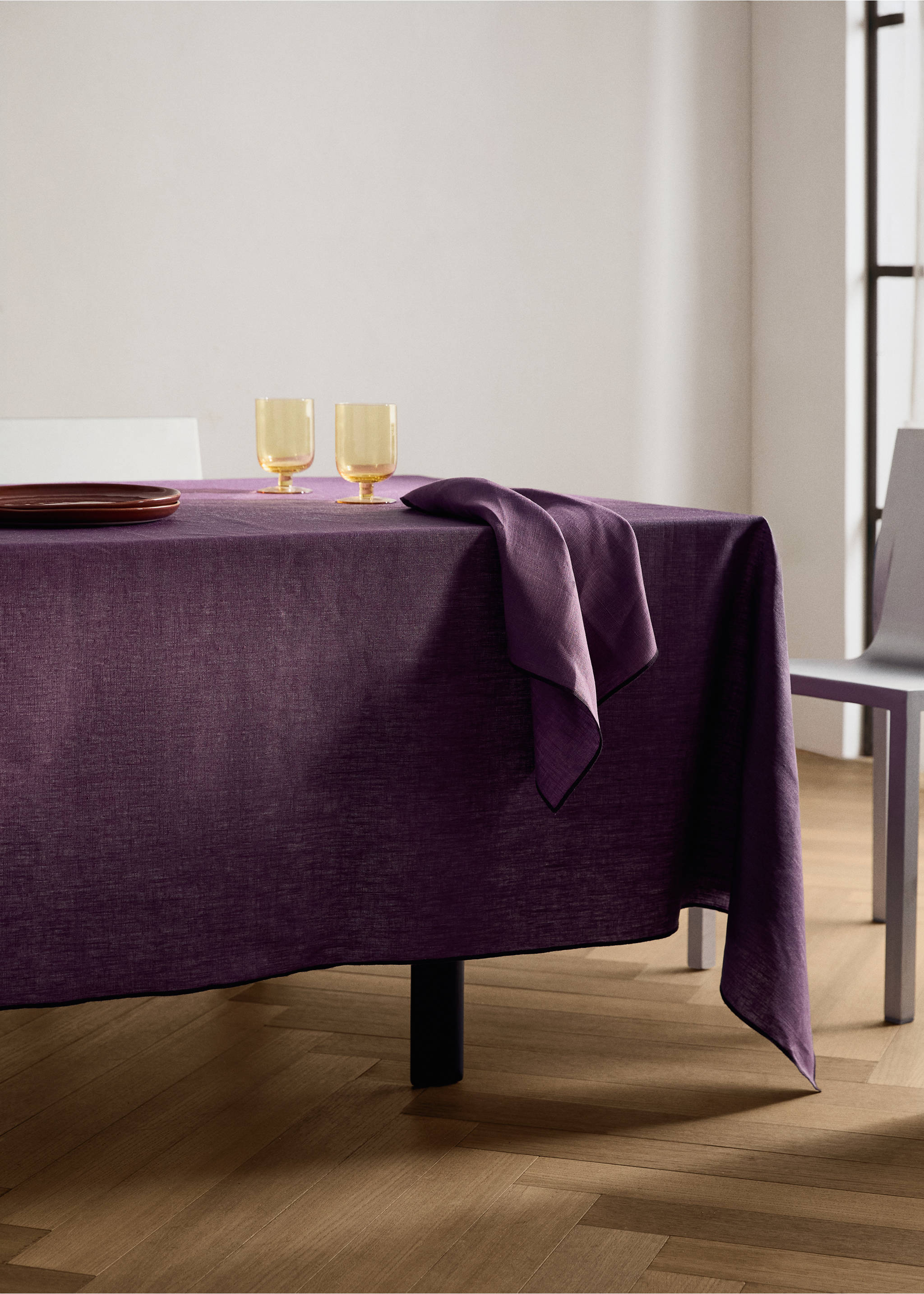Nappe 100 %lin enduit overlock contraste pour 6 à 8 convives - Plan général, Mûre. Ref: 17004155-00.