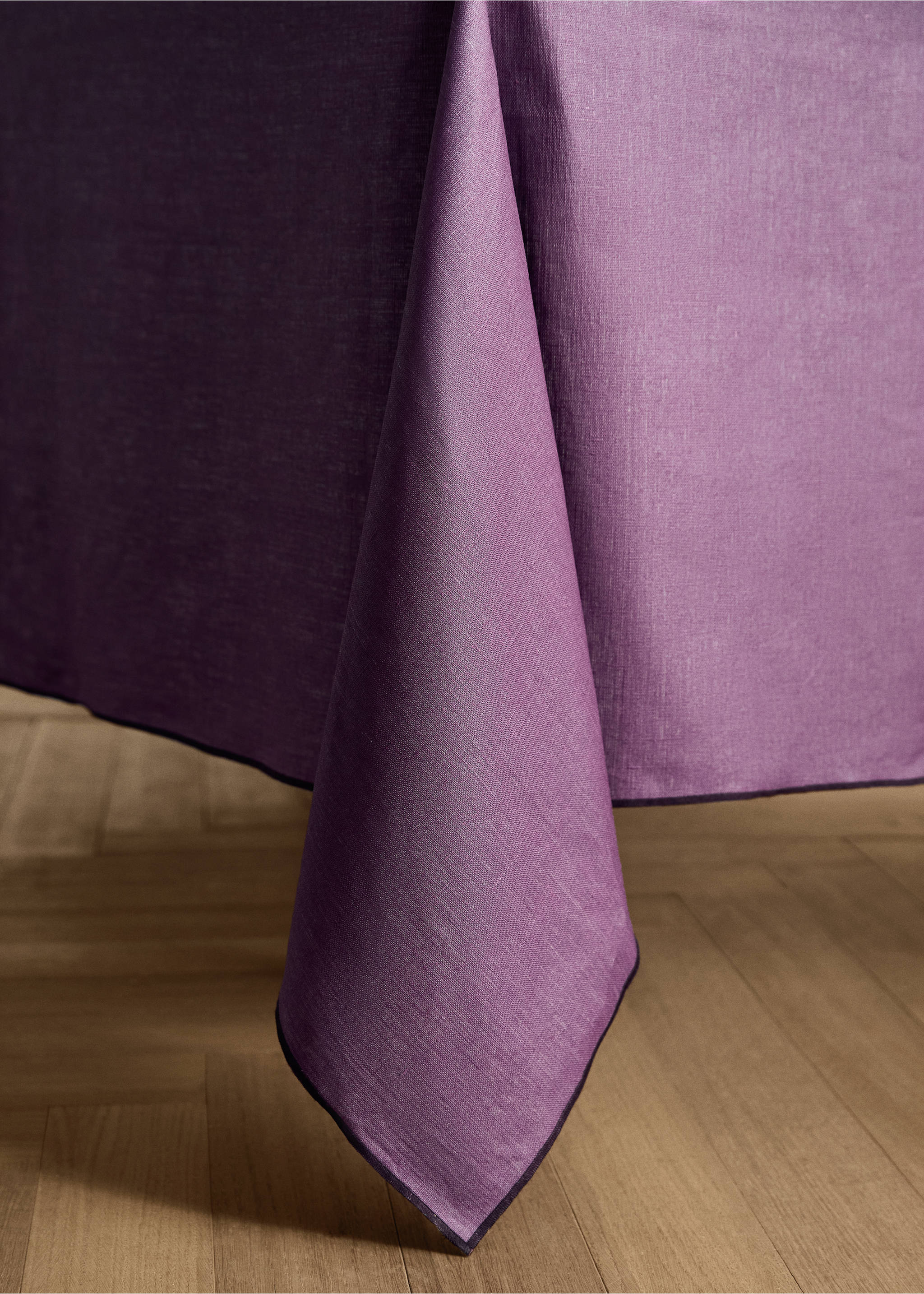 Nappe 100 %lin enduit overlock contraste pour 6 à 8 convives - Détail de l'article 8, Mûre. Ref: 17004155-00.