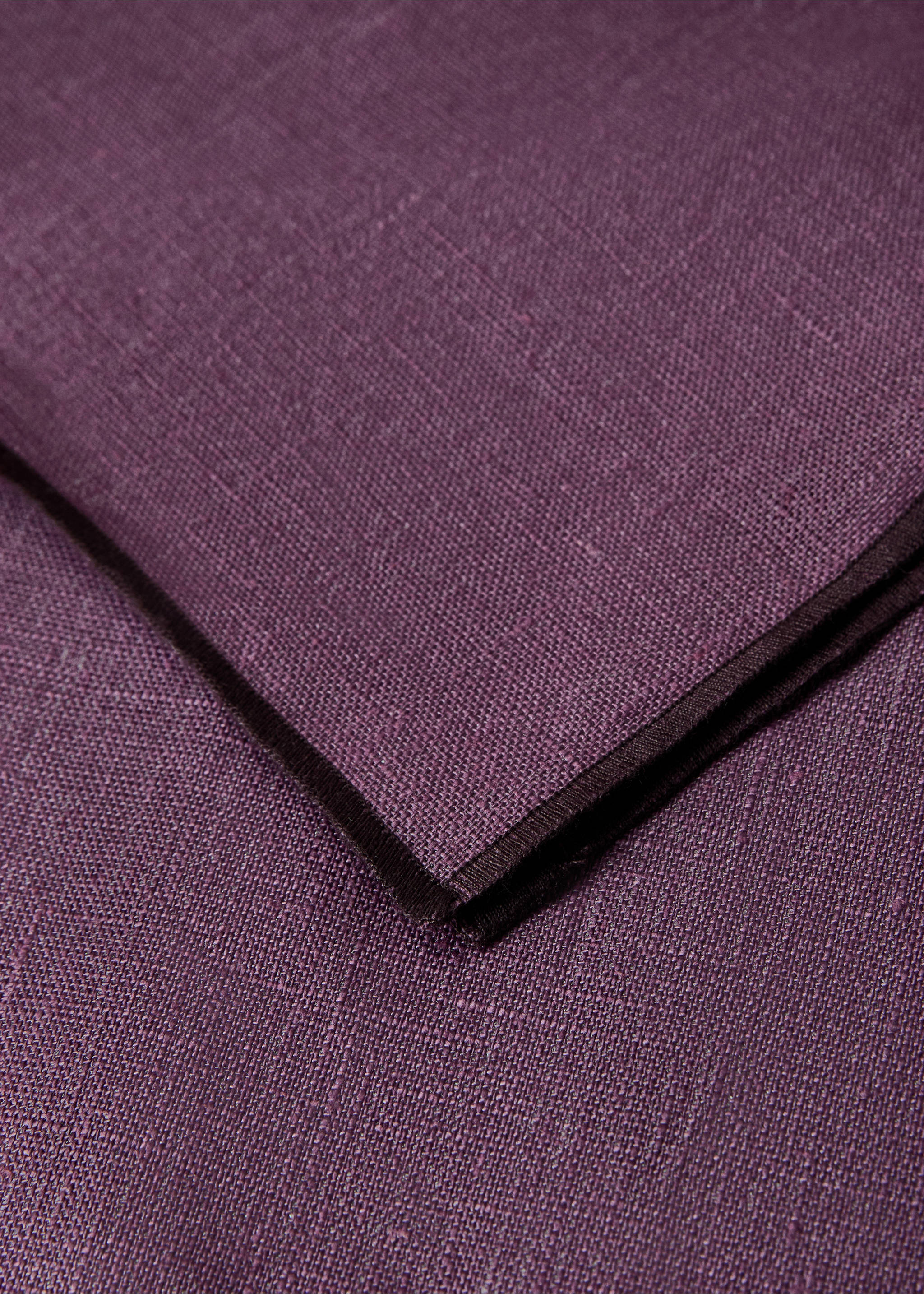 Nappe 100 %lin enduit overlock contraste pour 6 à 8 convives - Détail de l'article 1, Mûre. Ref: 17004155-00.