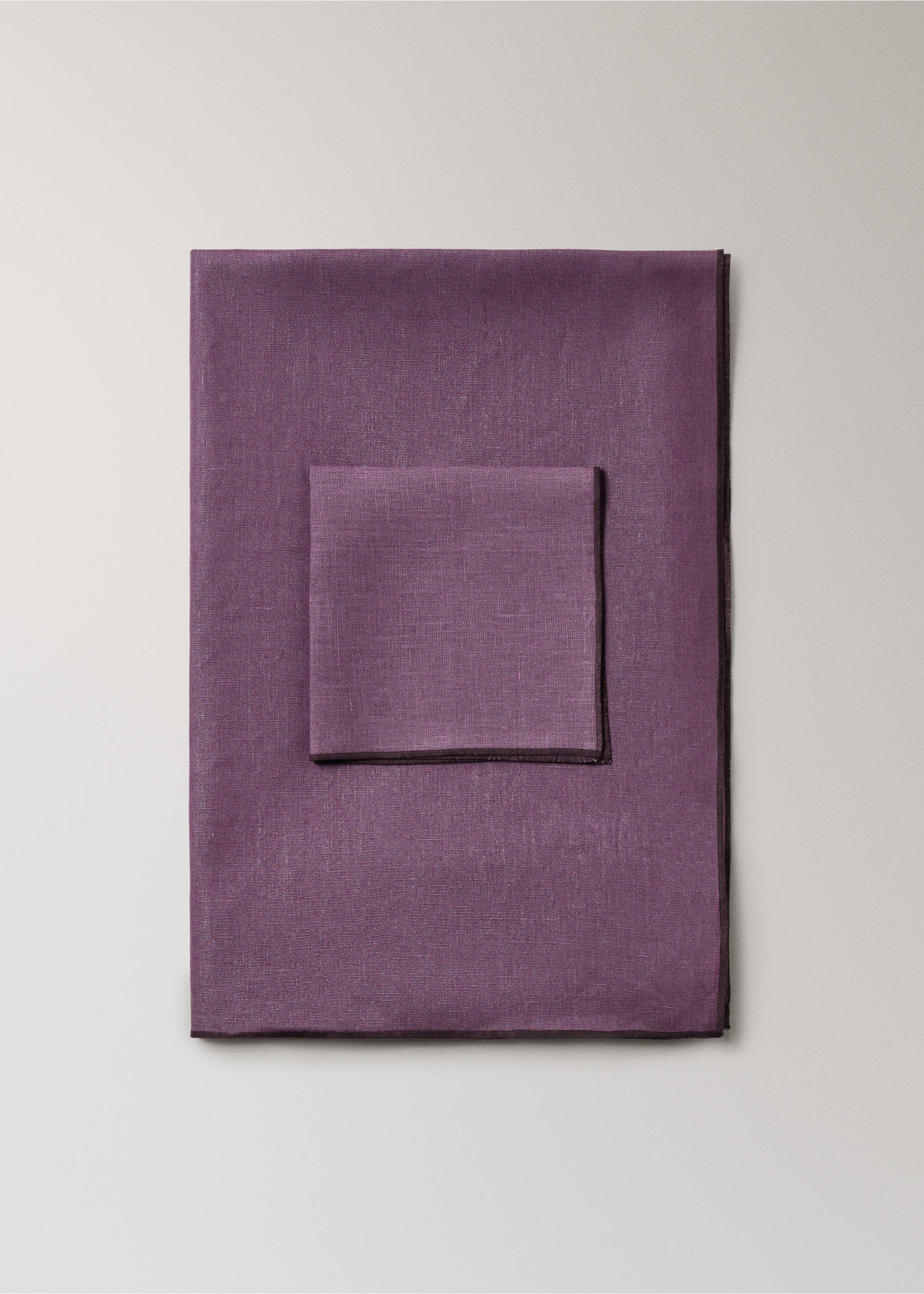 Nappe 100 %lin enduit overlock contraste pour 6 à 8 convives - Article sans modèle, Mûre. Ref: 17004155-00.