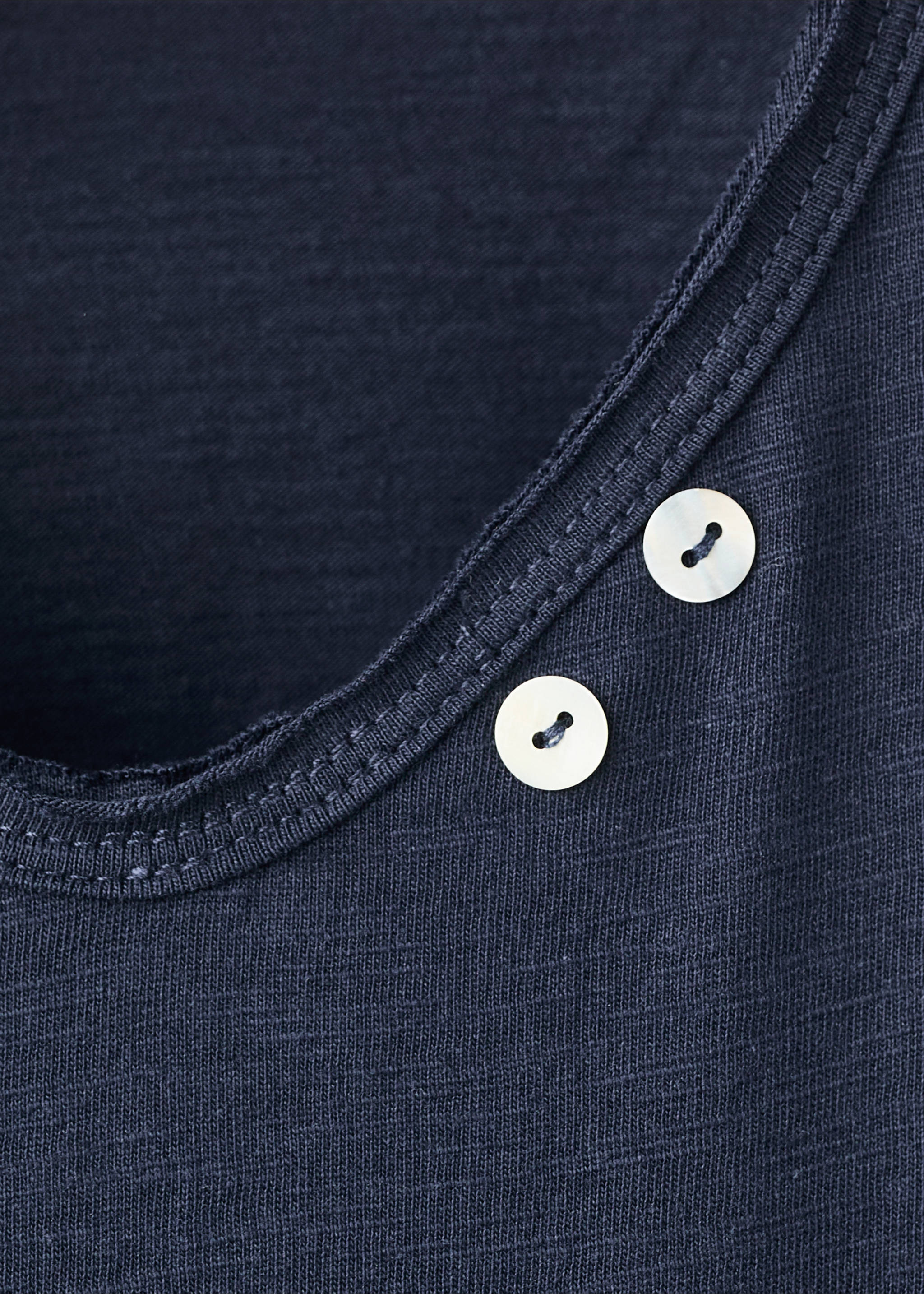 T-shirt with mother-of-pearl button detail - Details of the article 8, Navy. Ref: 17004434-00.