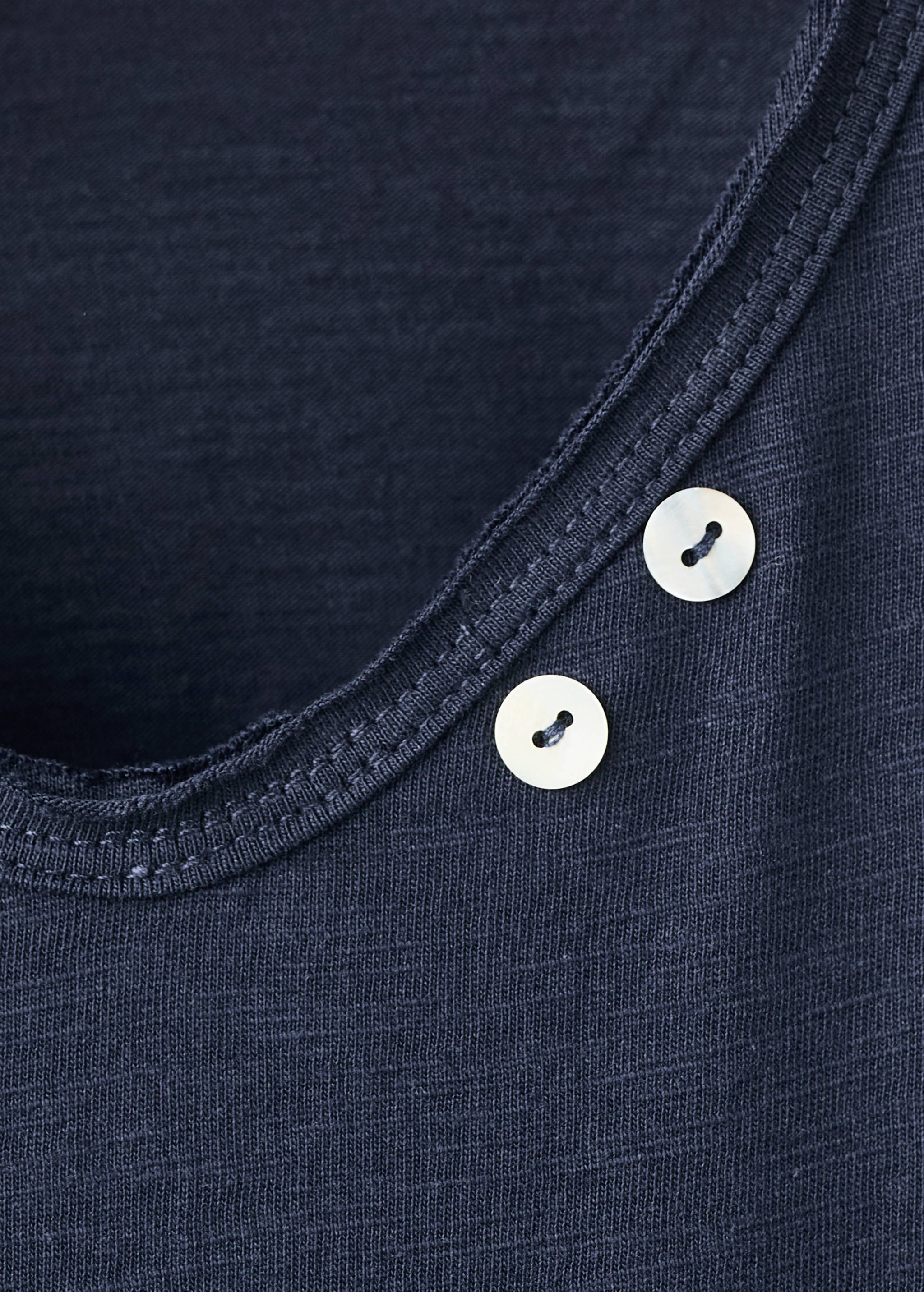 T-shirt with mother-of-pearl button detail - Details of the article 8