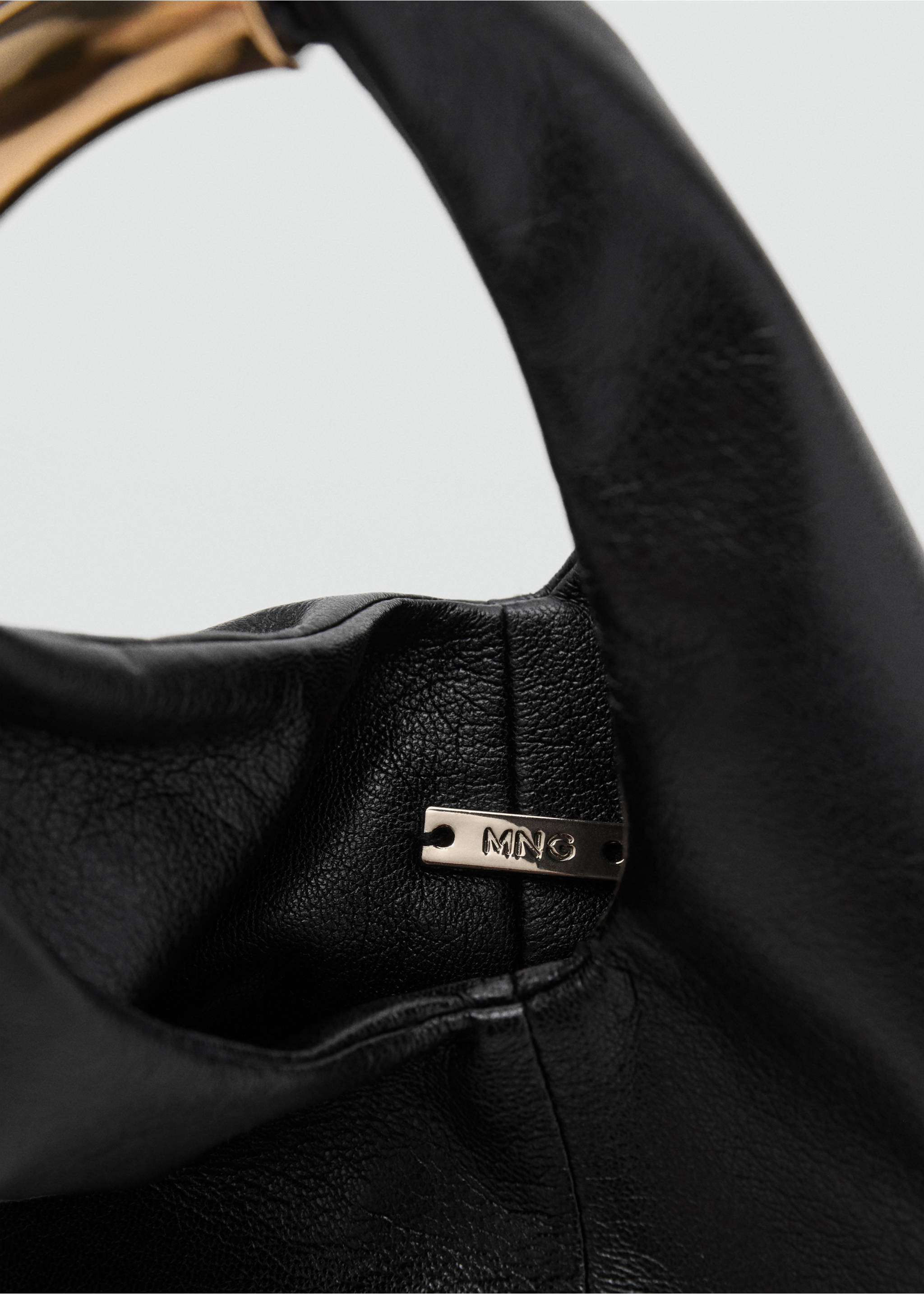 Handbag with metal handle - Details of the article 3, Black. Ref: 17004452-00.