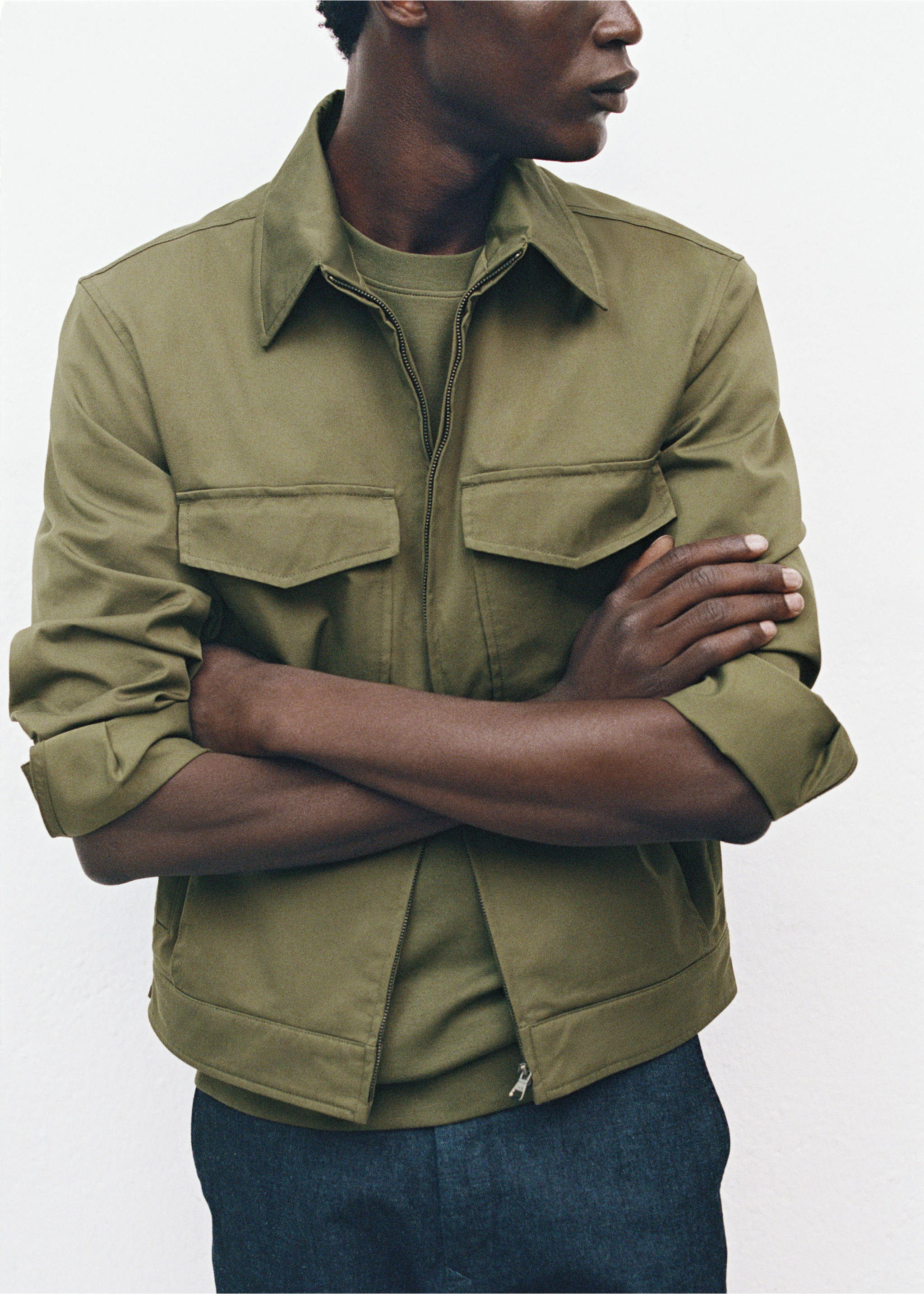 Cotton jacket with pockets - Details of the article 5, Olive Green. Ref: 17005142-00.