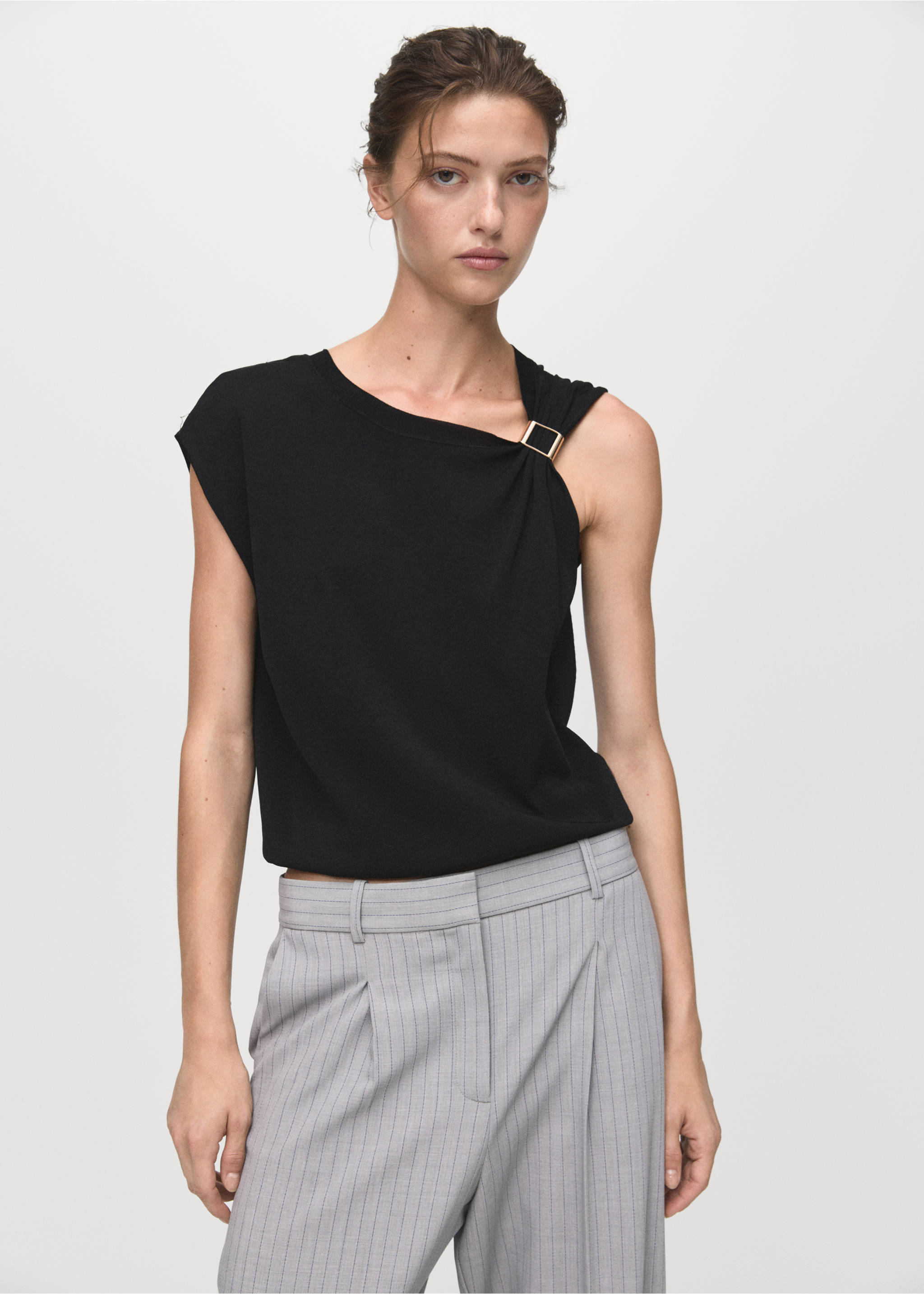 Short-sleeved sweater with metallic detail - Medium plane, Black. Ref: 17005809-00.