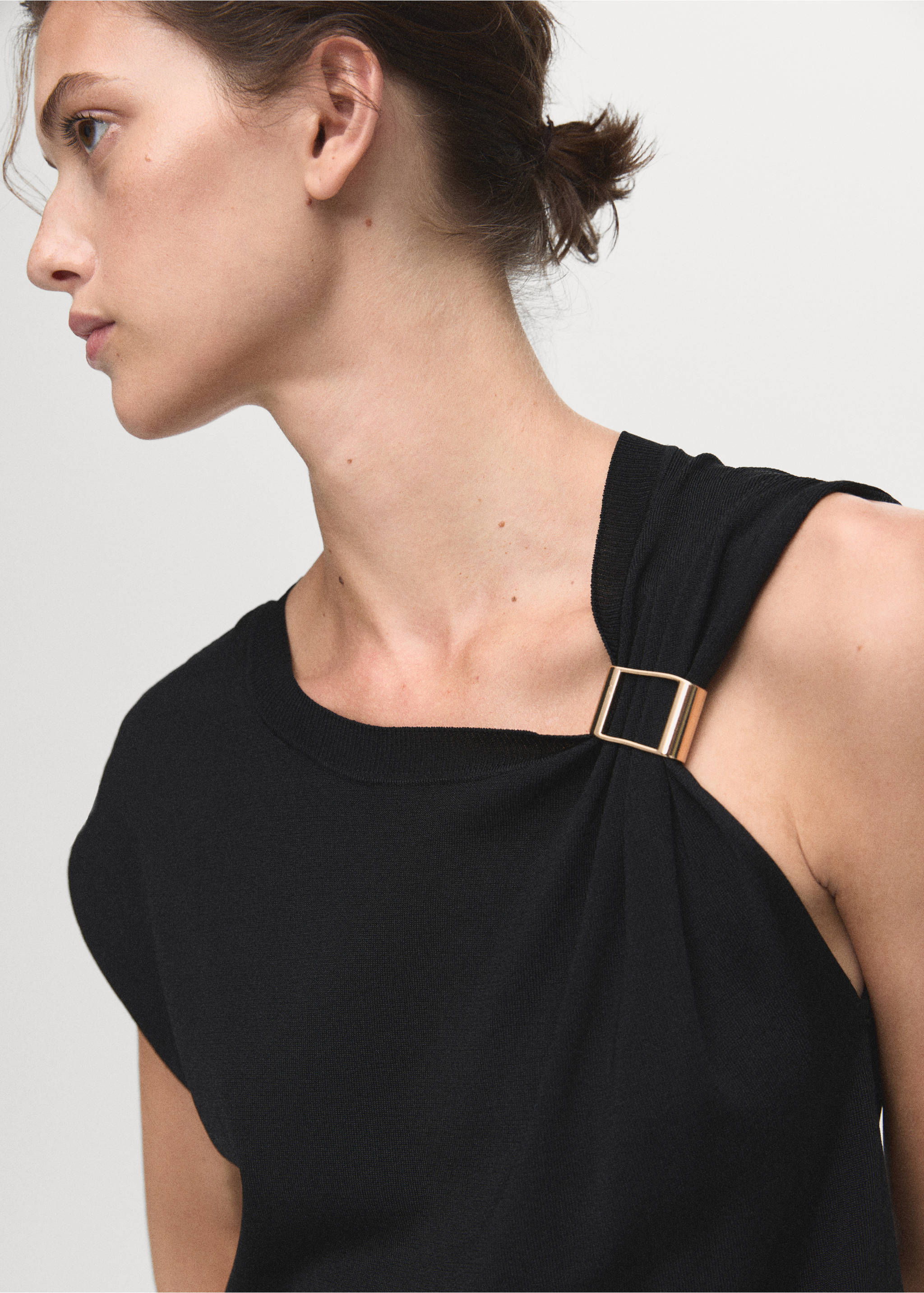 Short-sleeved sweater with metallic detail - Details of the article 1, Black. Ref: 17005809-00.