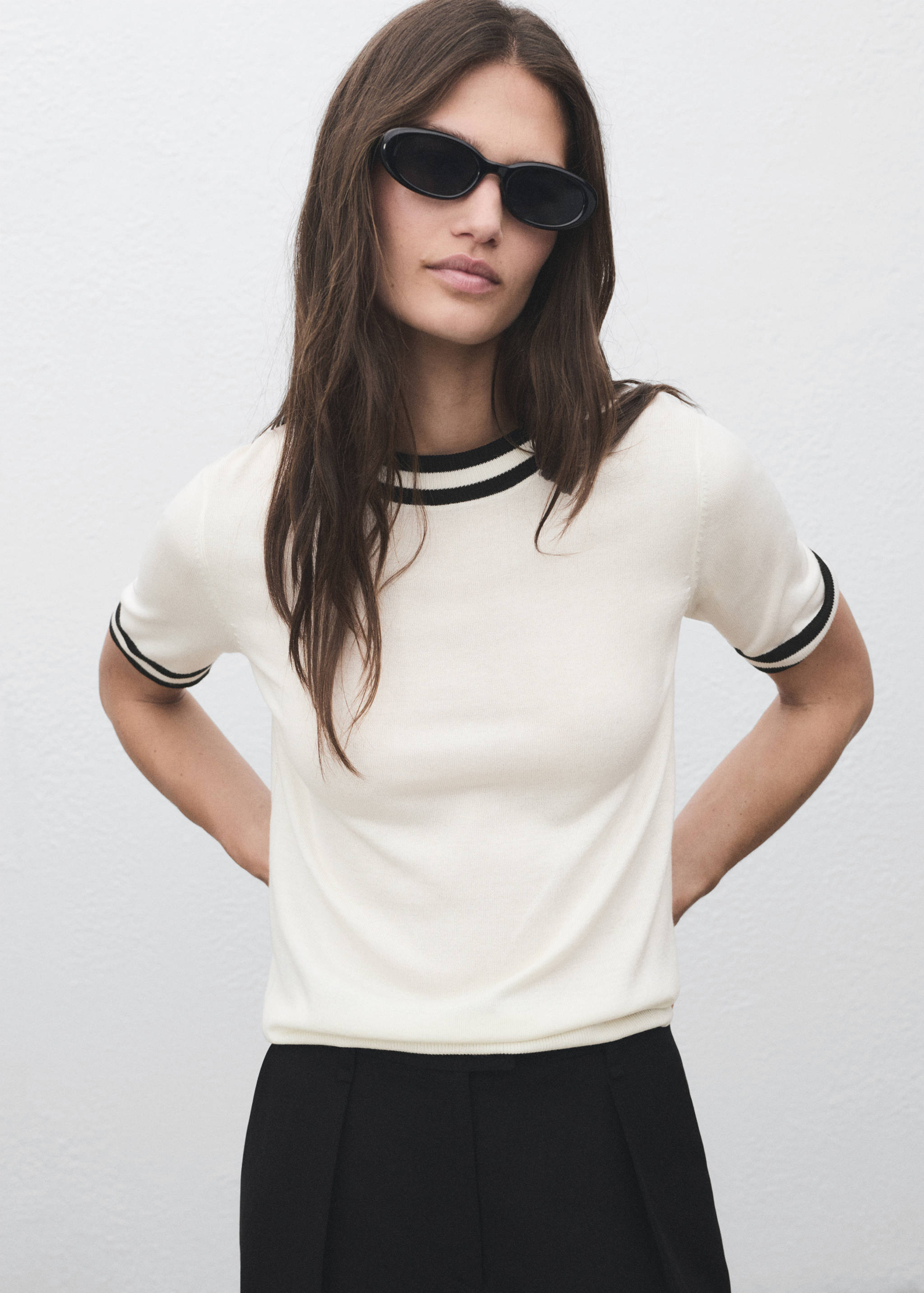 Short-sleeved sweater with contrasting stripes - Medium plane