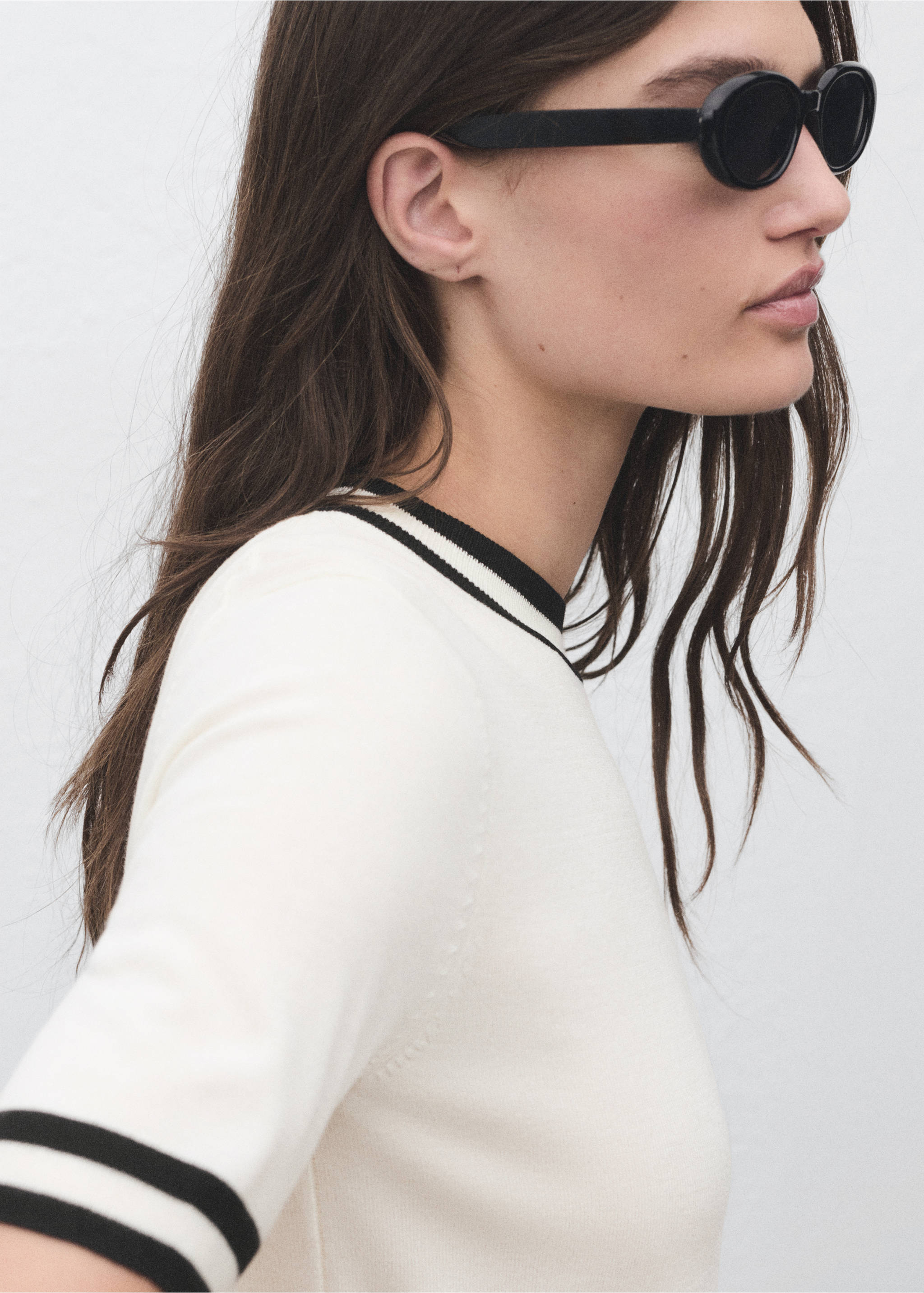 Short-sleeved sweater with contrasting stripes - Details of the article 1, Ecru. Ref: 17005813-00.