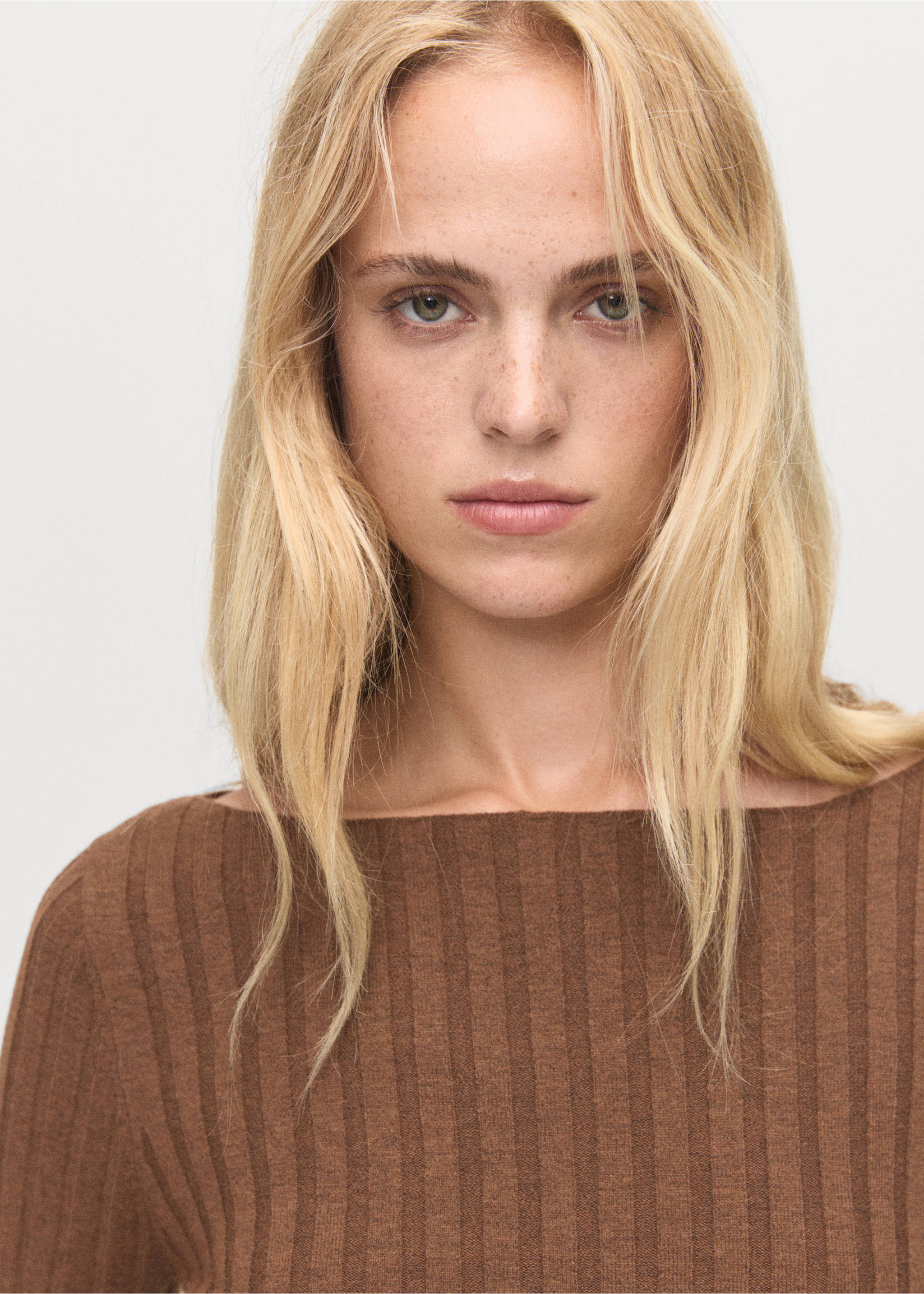 Boat neck ribbed sweater - Details of the article 2, Chocolate. Ref: 17005815-00.