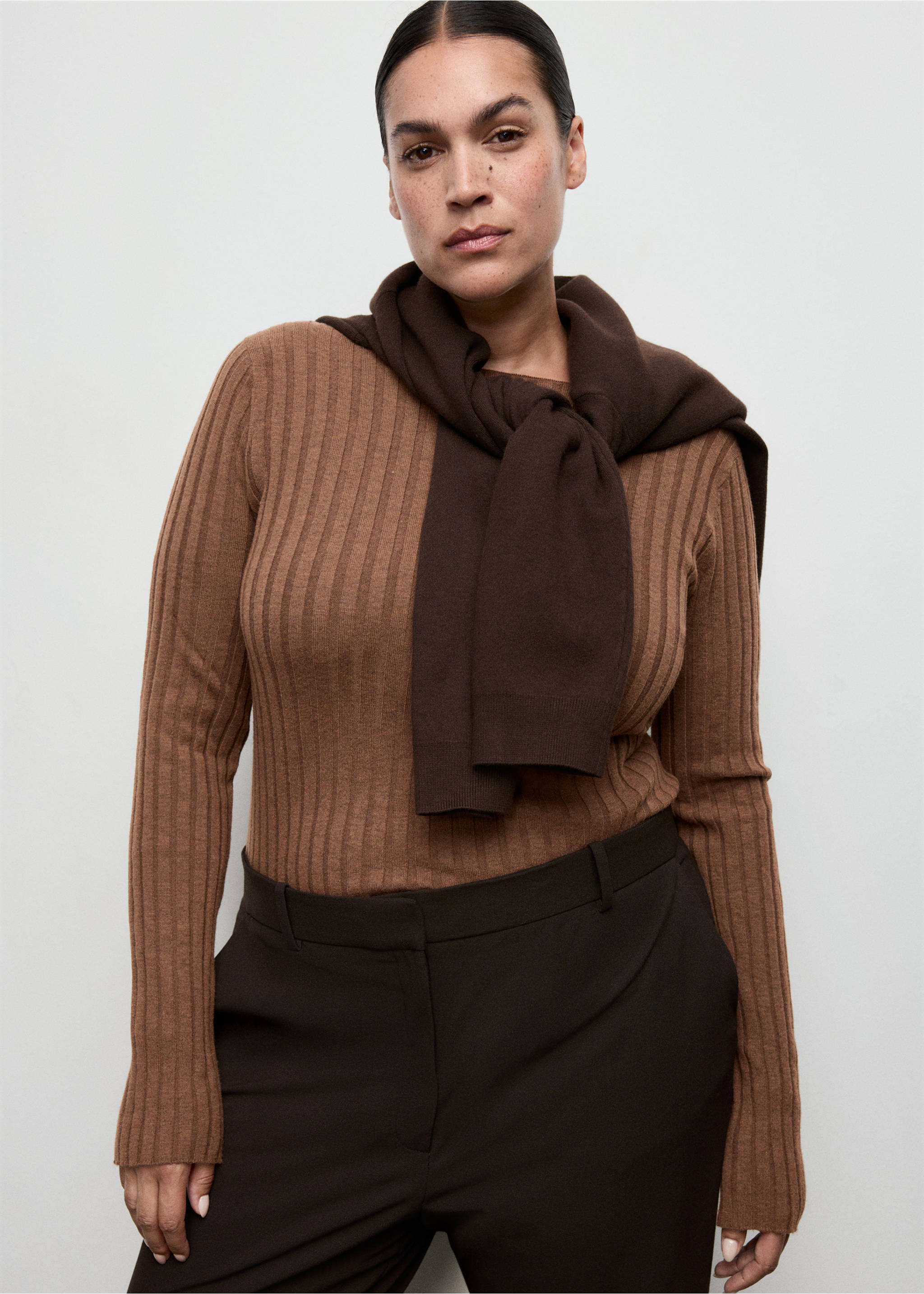 Boat neck ribbed sweater - Details of the article 5, Chocolate. Ref: 17005815-00.