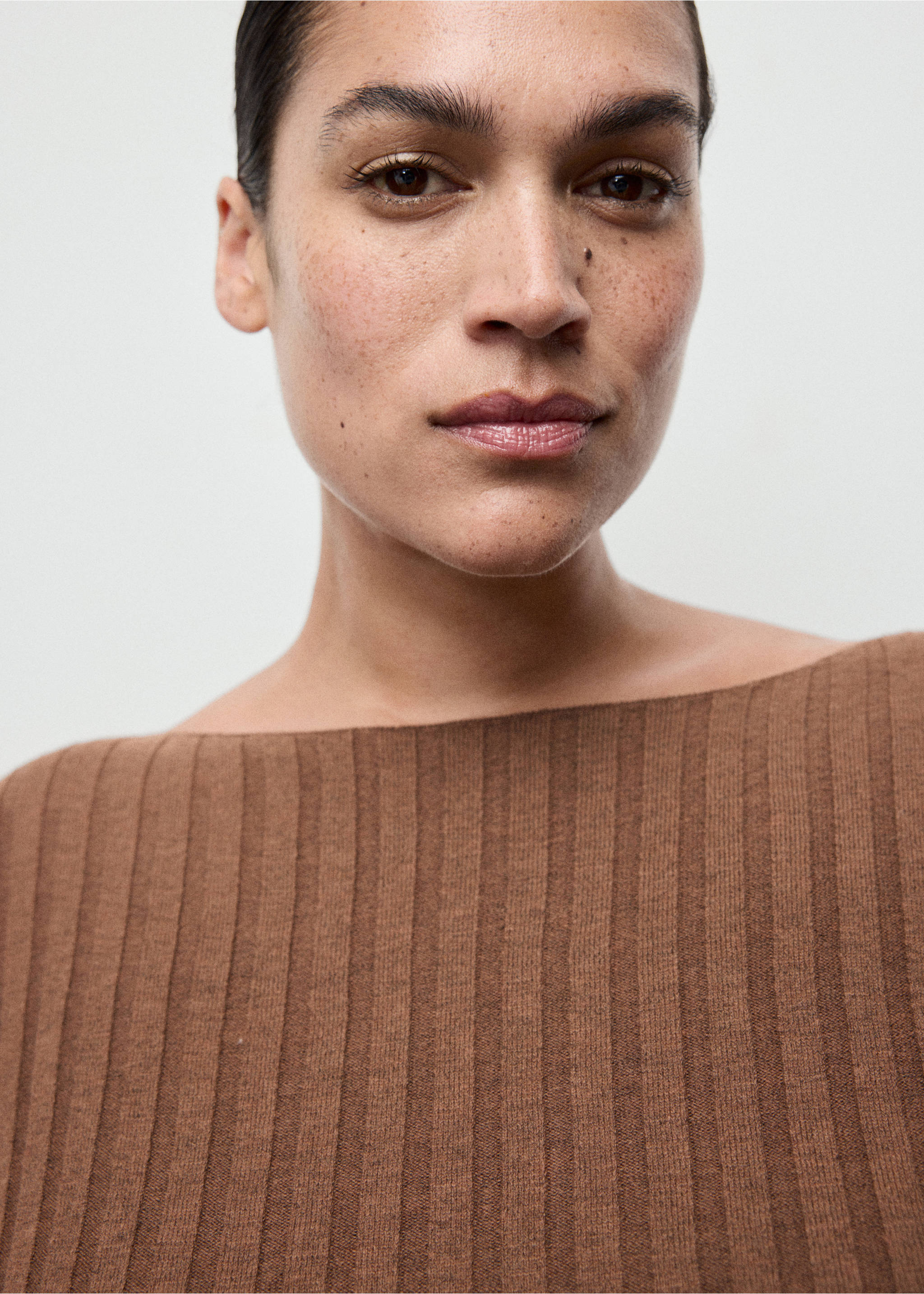 Boat neck ribbed sweater - Details of the article 4, Chocolate. Ref: 17005815-00.