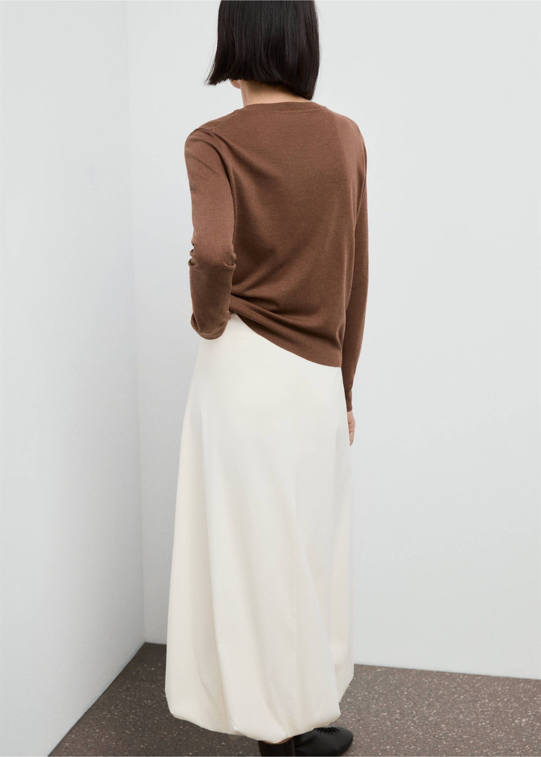 Fine-knit crew-neck sweater - Reverse of the article, Tobacco Brown. Ref: 17005817-00.