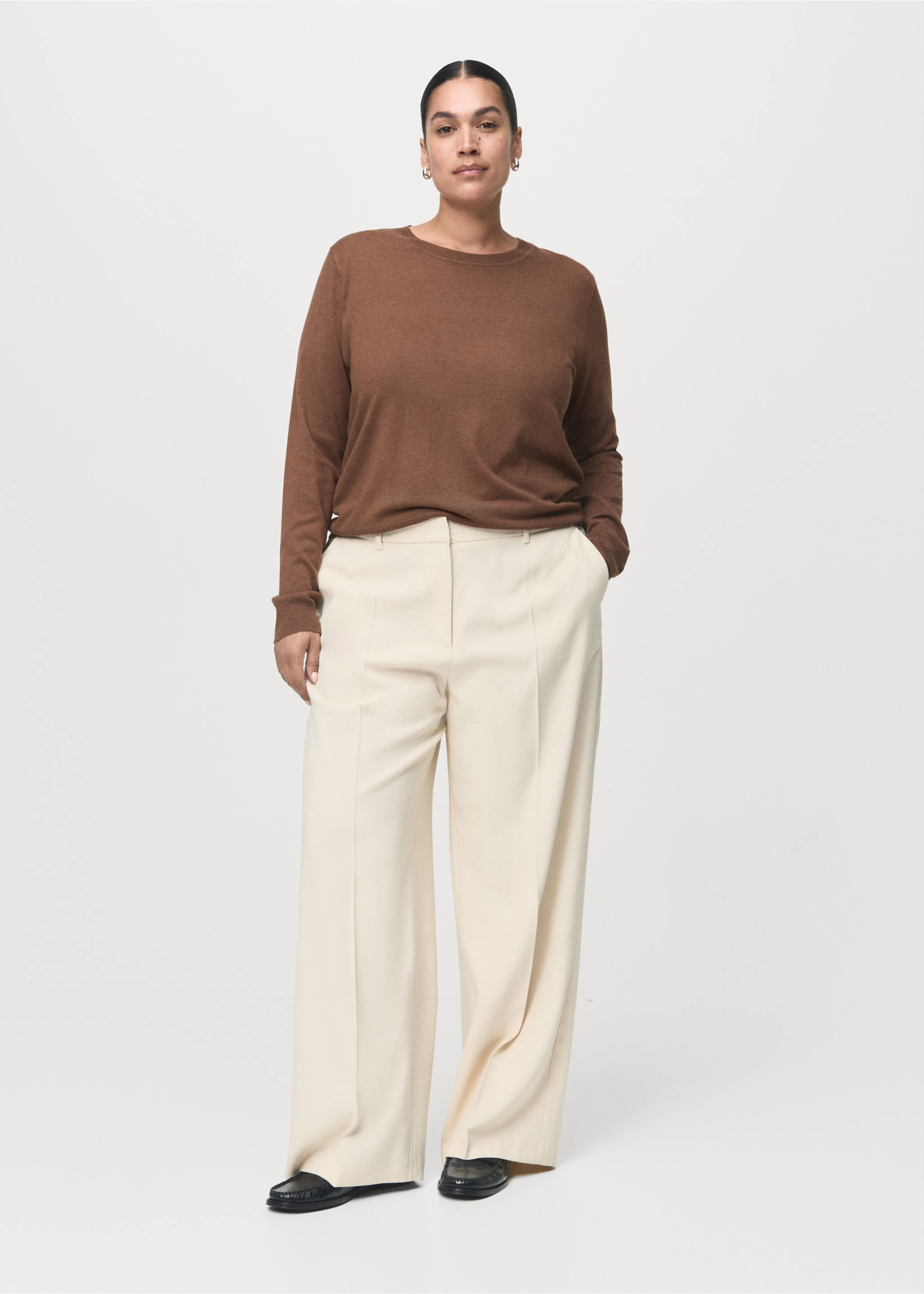 Fine-knit crew-neck sweater - Details of the article 6, Tobacco Brown. Ref: 17005817-00.