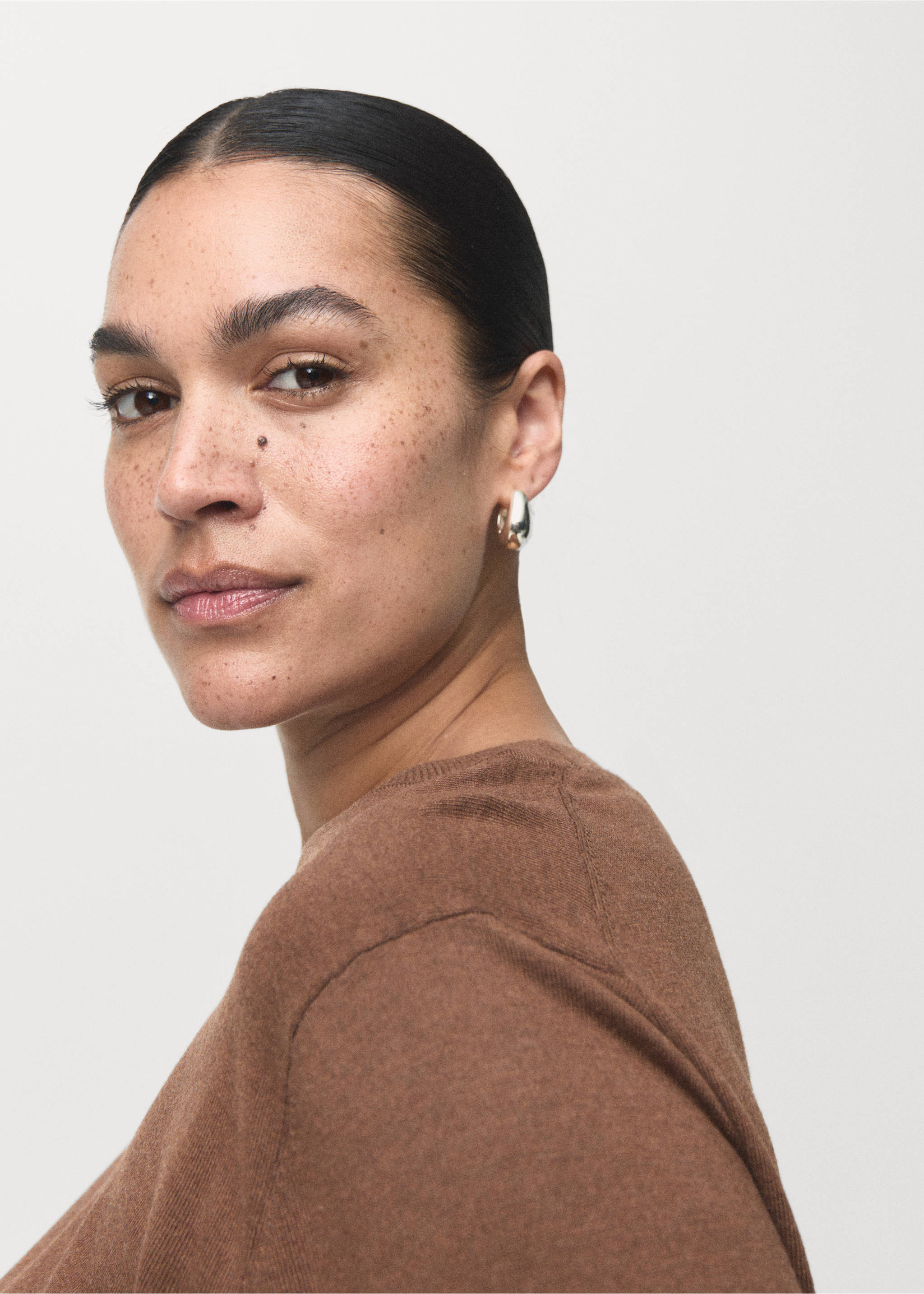 Fine-knit crew-neck sweater - Details of the article 4, Tobacco Brown. Ref: 17005817-00.