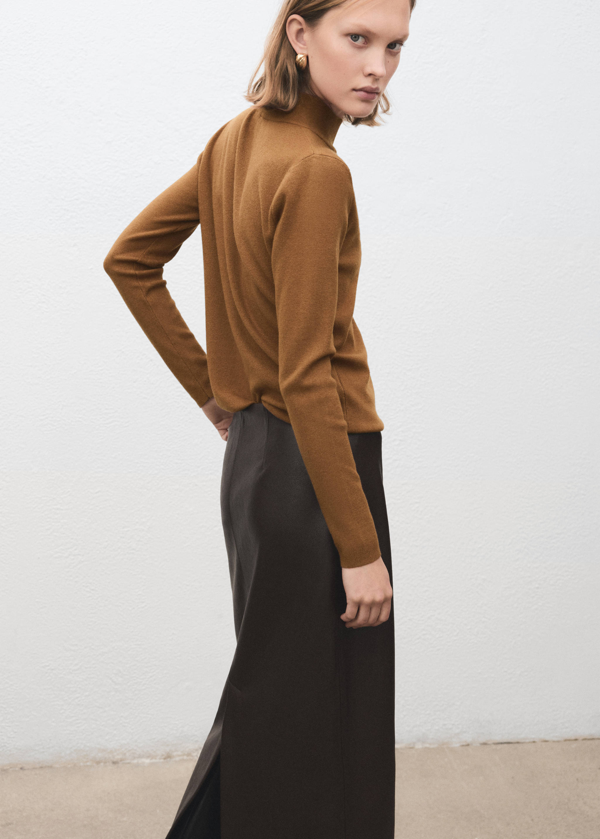 Perkins-neck sweater with button - Reverse of the article