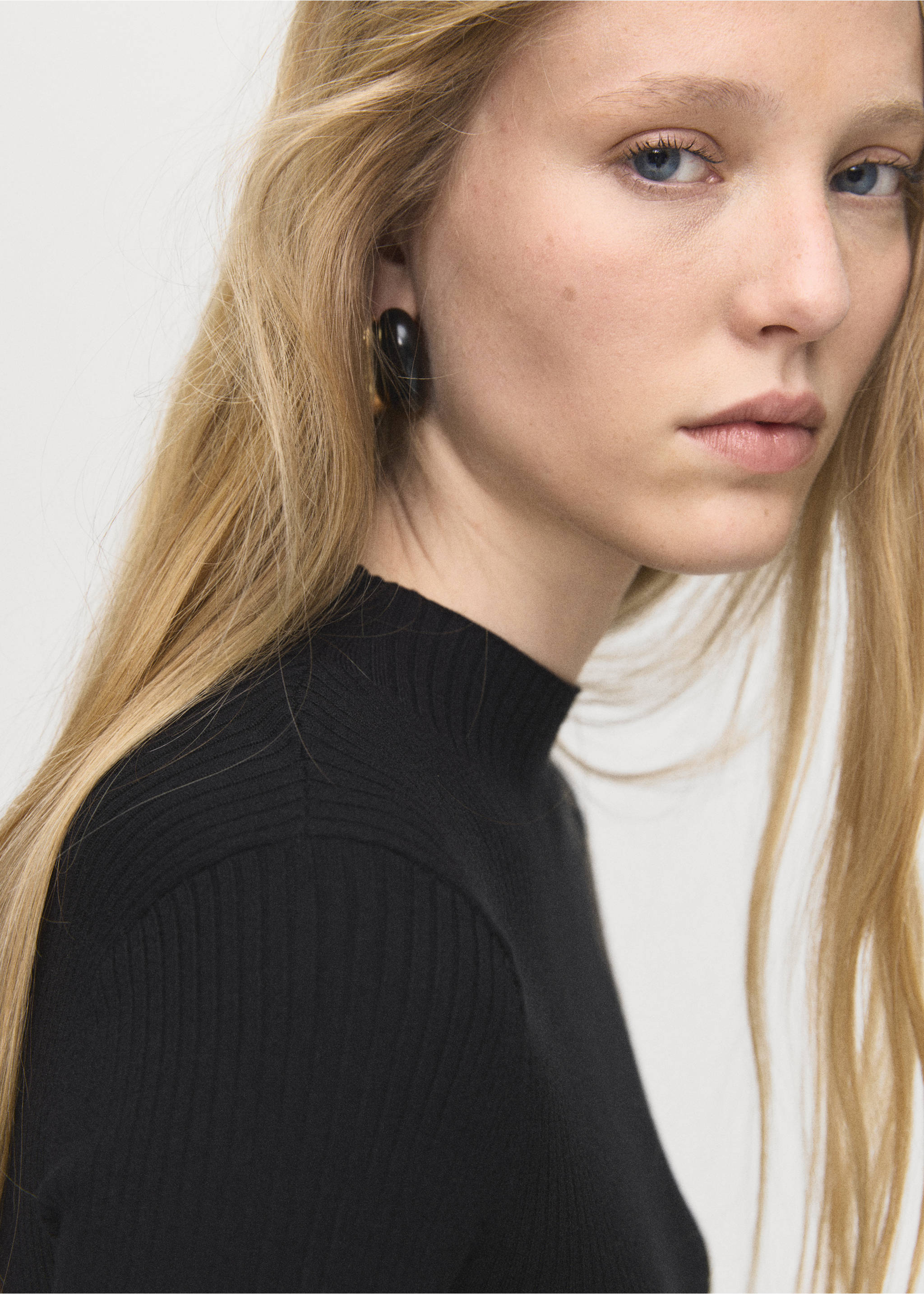 Asymmetrical sweater with buttons - Details of the article 1, Black. Ref: 17005826-00.
