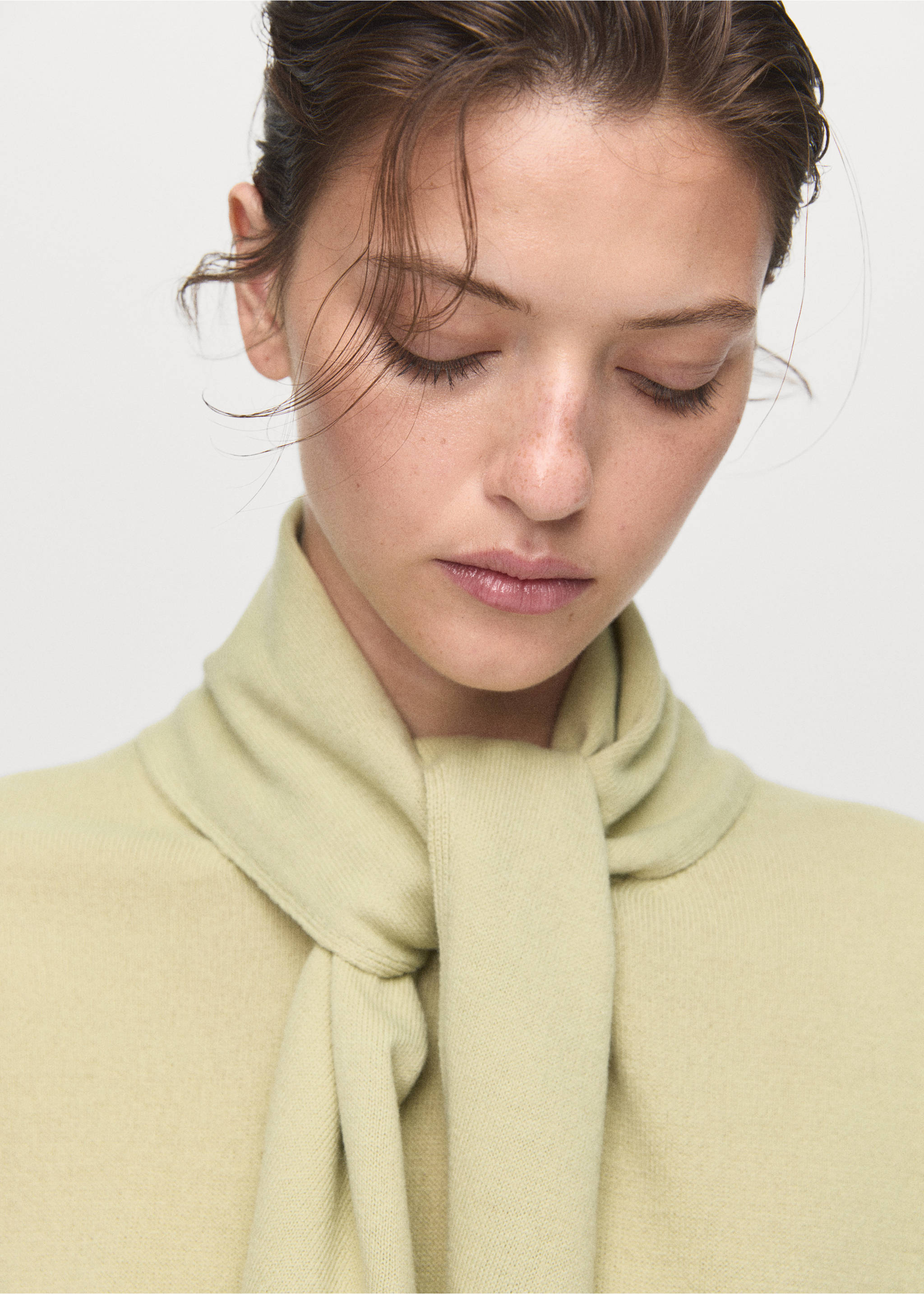 Short-sleeved sweater with scarf - Details of the article 6, Pastel Green. Ref: 17005836-00.
