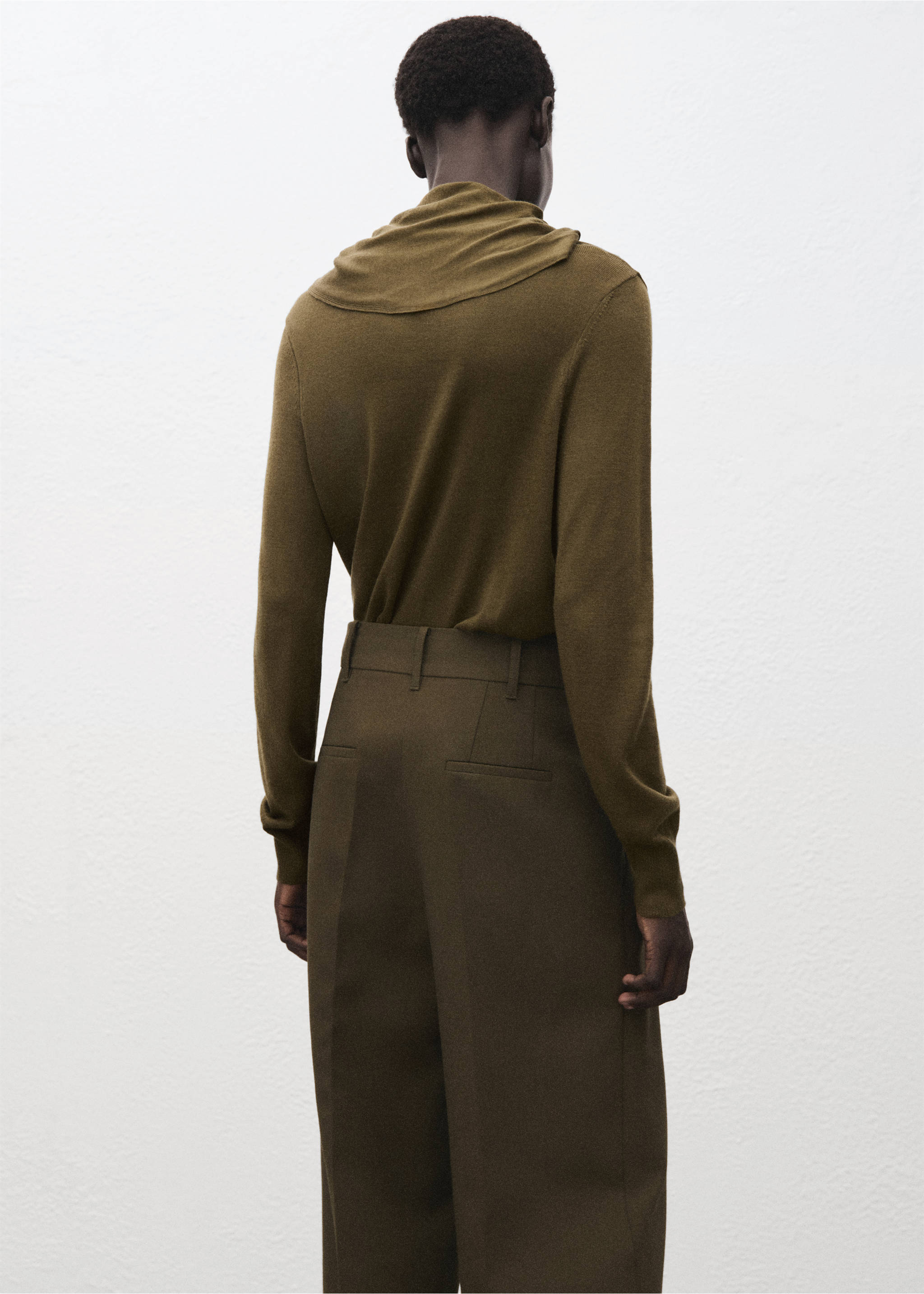 Turtleneck sweater with knot - Reverse of the article, Olive Green. Ref: 17005837-00.