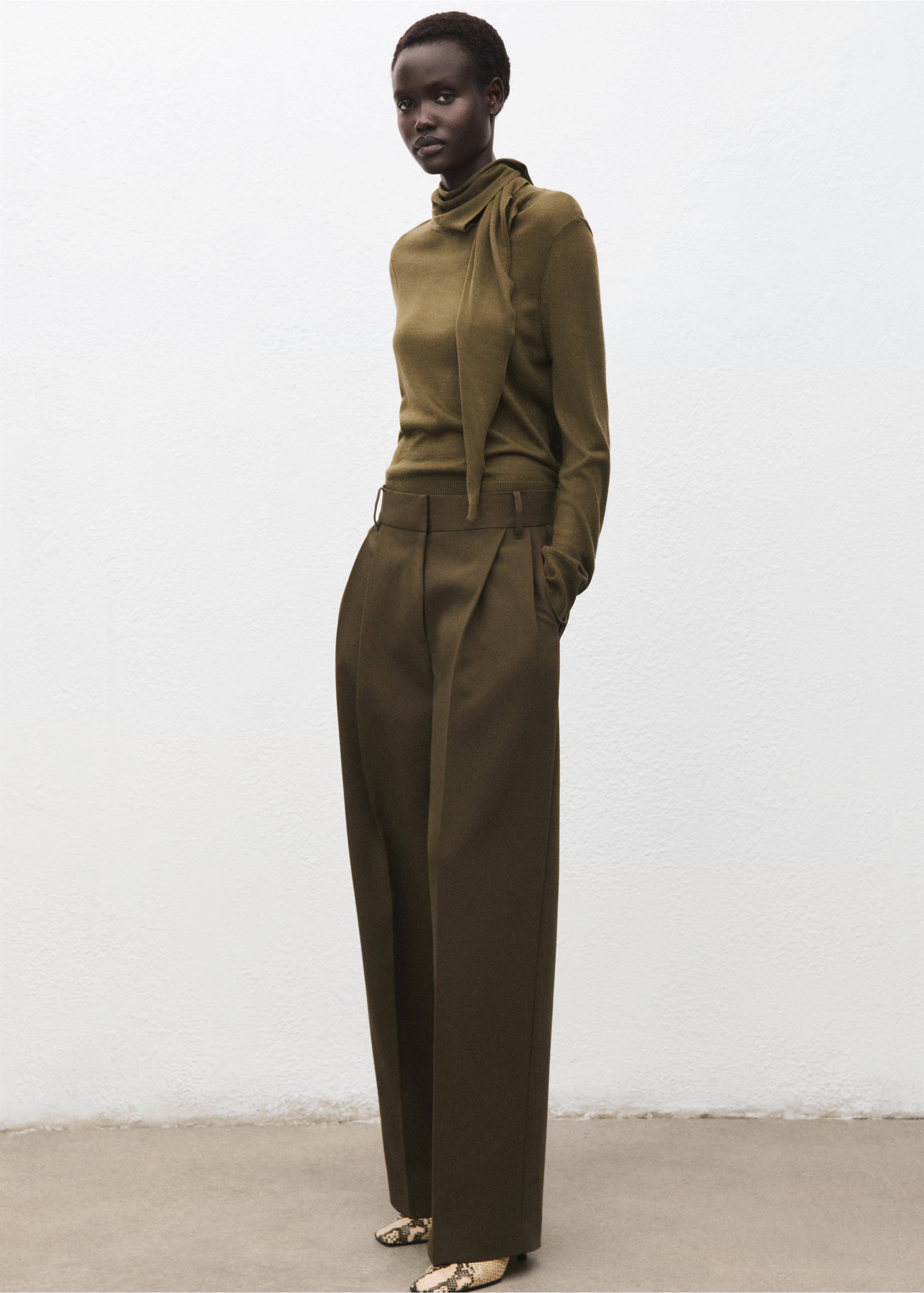 Turtleneck sweater with knot - Details of the article 2, Olive Green. Ref: 17005837-00.