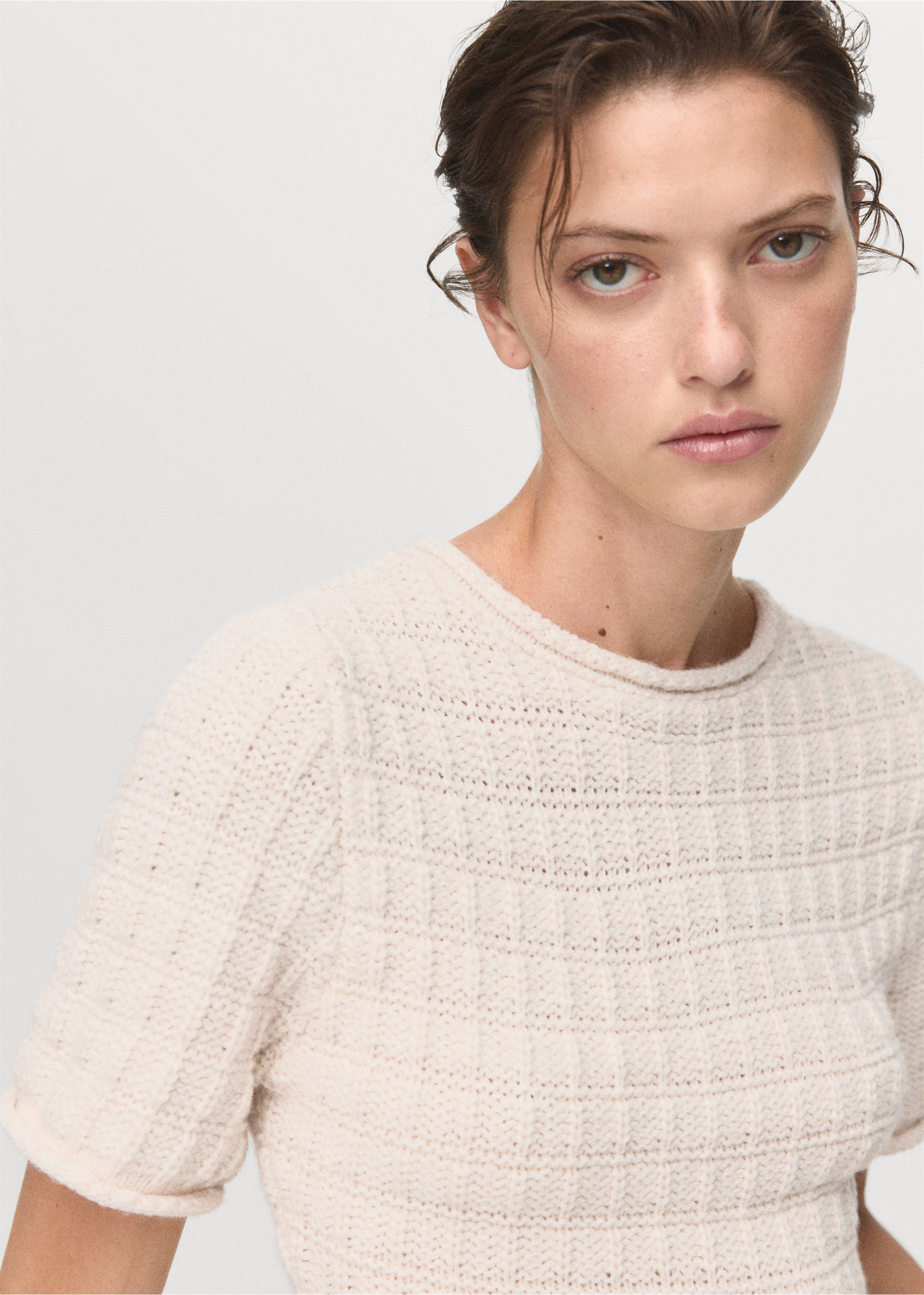 Textured sweater with ruffles - Details of the article 1, Ecru. Ref: 17005844-00.